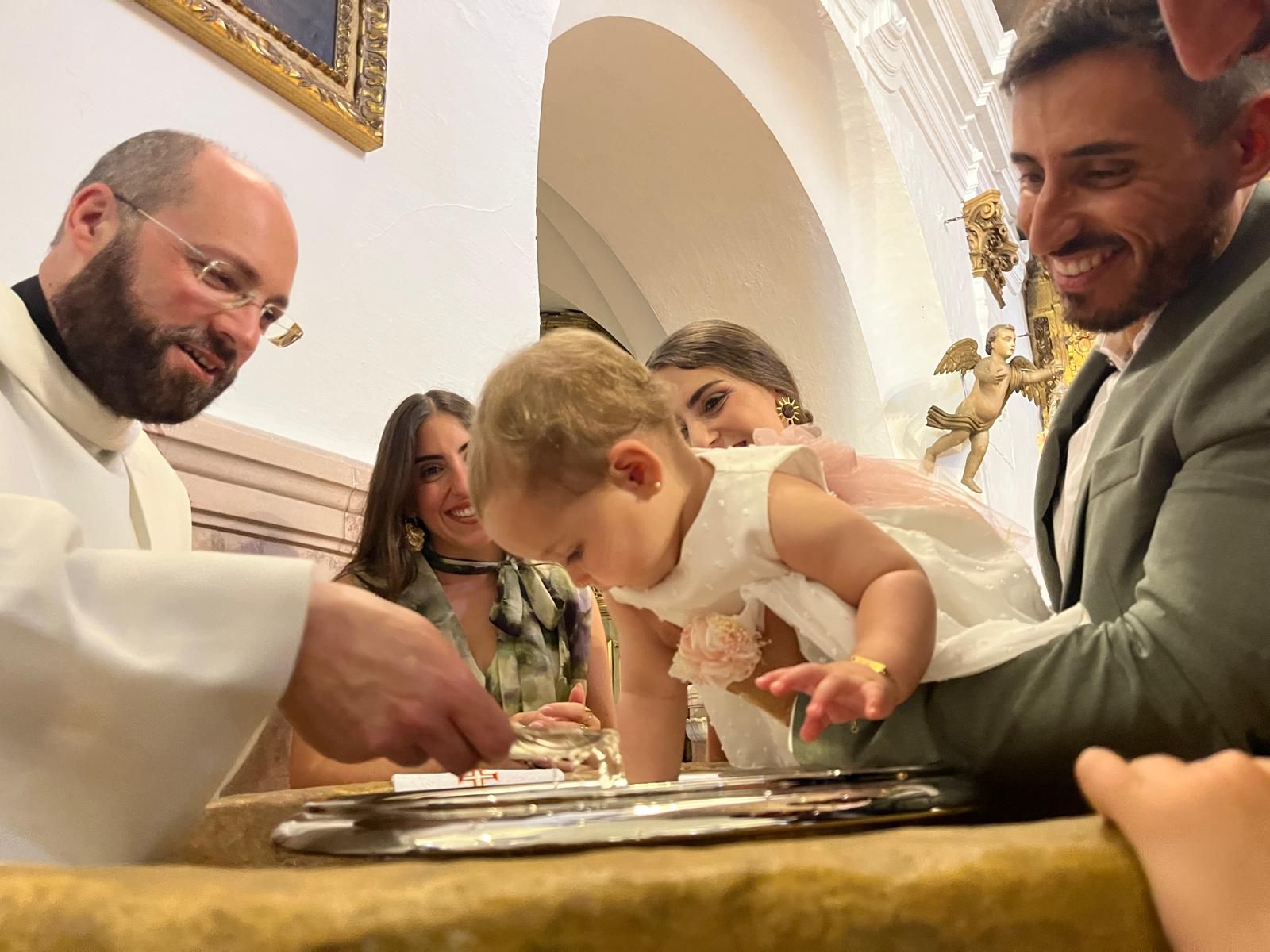 Gabriela, Manuel y Jimena reciben el Sacramento del Bautismo en el Santuario
