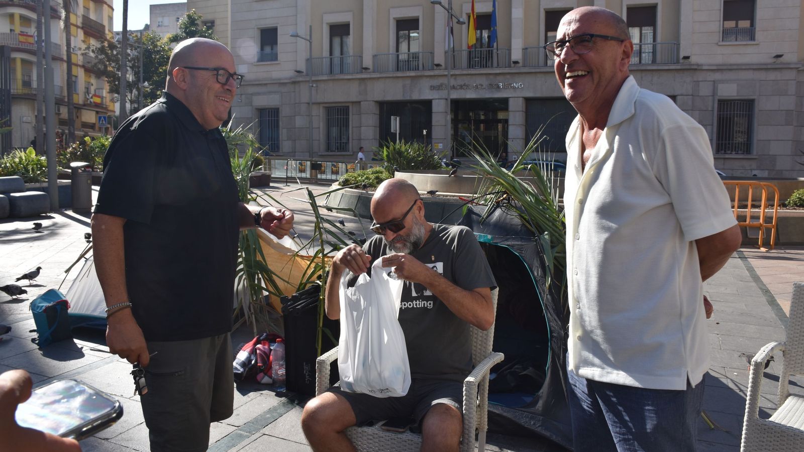 Emilio Muñoz recibe la visita de colegas que le llevan agua y le hacen compañía en su performance