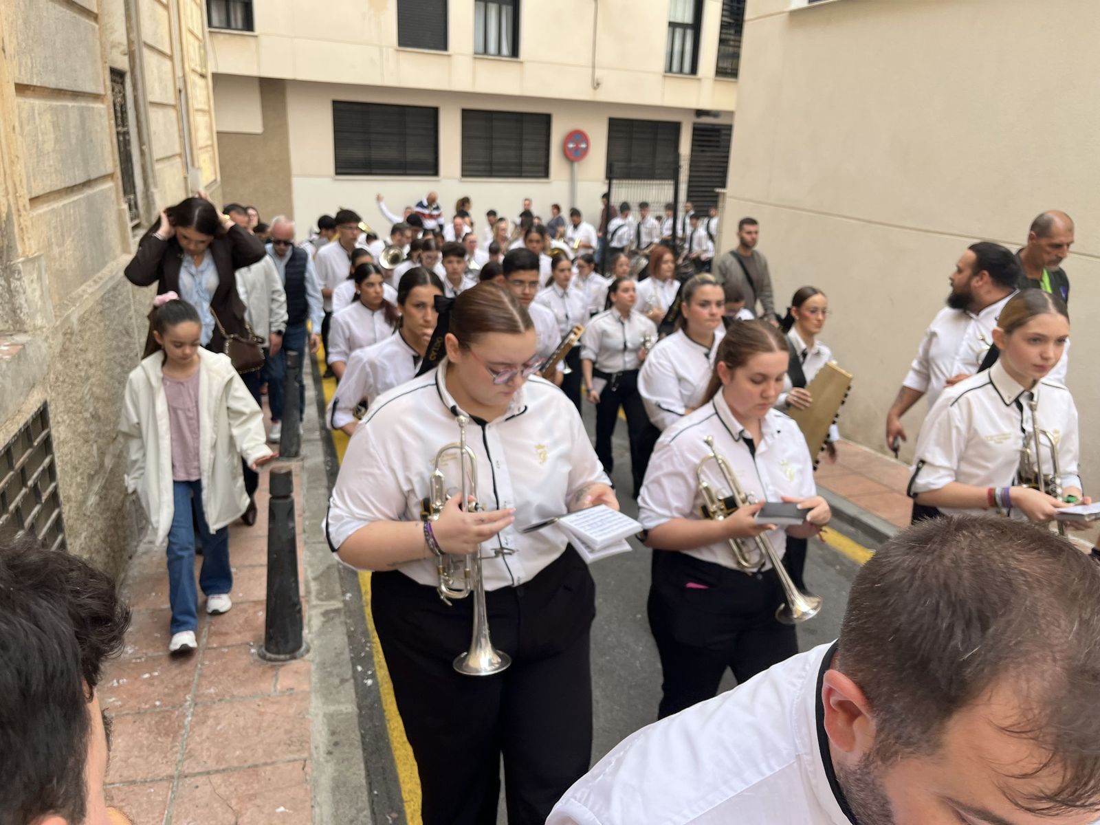 Ceuta acompaña a la Cruz de Mayo de La Flagelación en su primera salida con costaleros