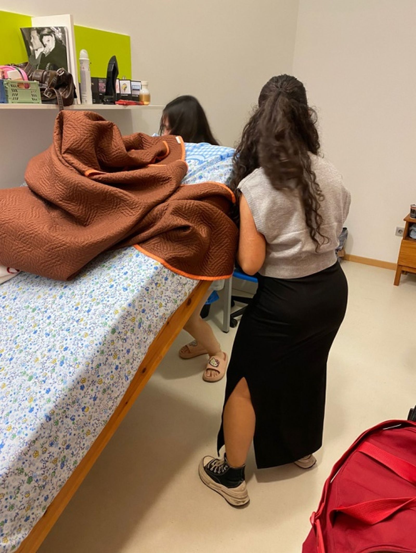 Algunas de las residentes mueven la cama de sitio para que no le caigan goteras. / FOTO CEDIDA
