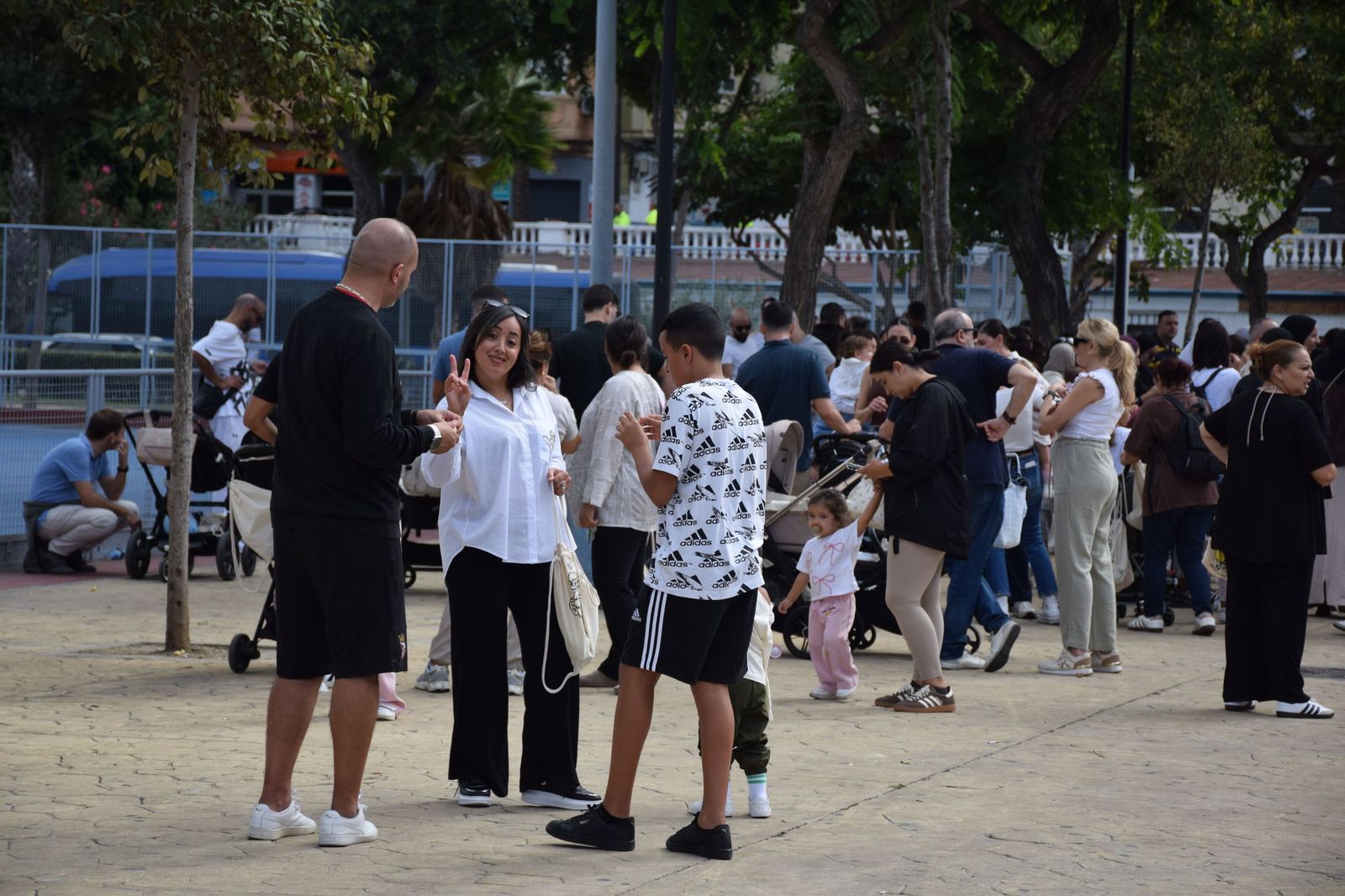Ceuta celebra un Día de la Mochila multitudinario bajo un ambiente festivo y familiar Ceuta celebra un Día de la Mochila multitudinario bajo un ambiente festivo y familiar