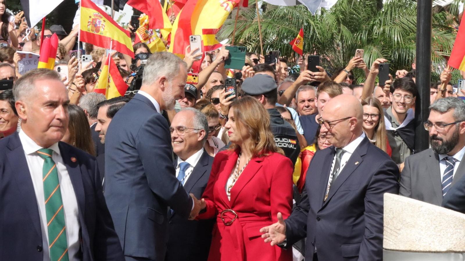 Los Reyes muestran su cercanía a los ceutíes nada más llegar a la ciudad
