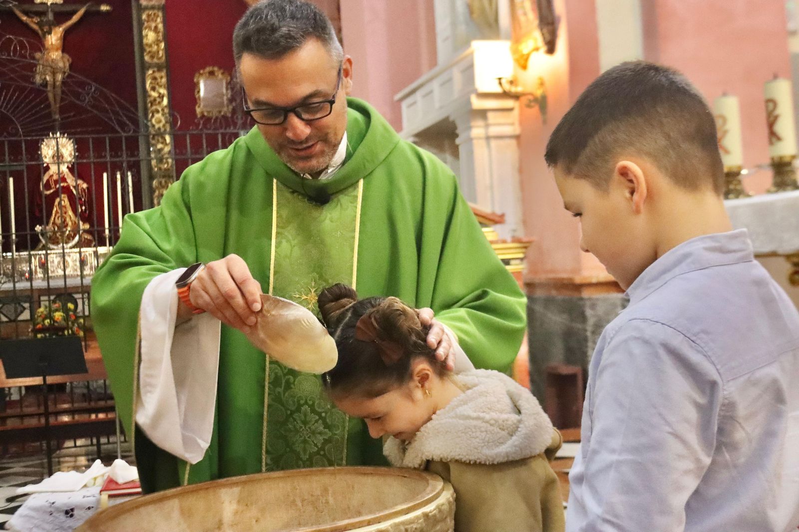 Dylan y Daira reciben el Sacramento del bautismo