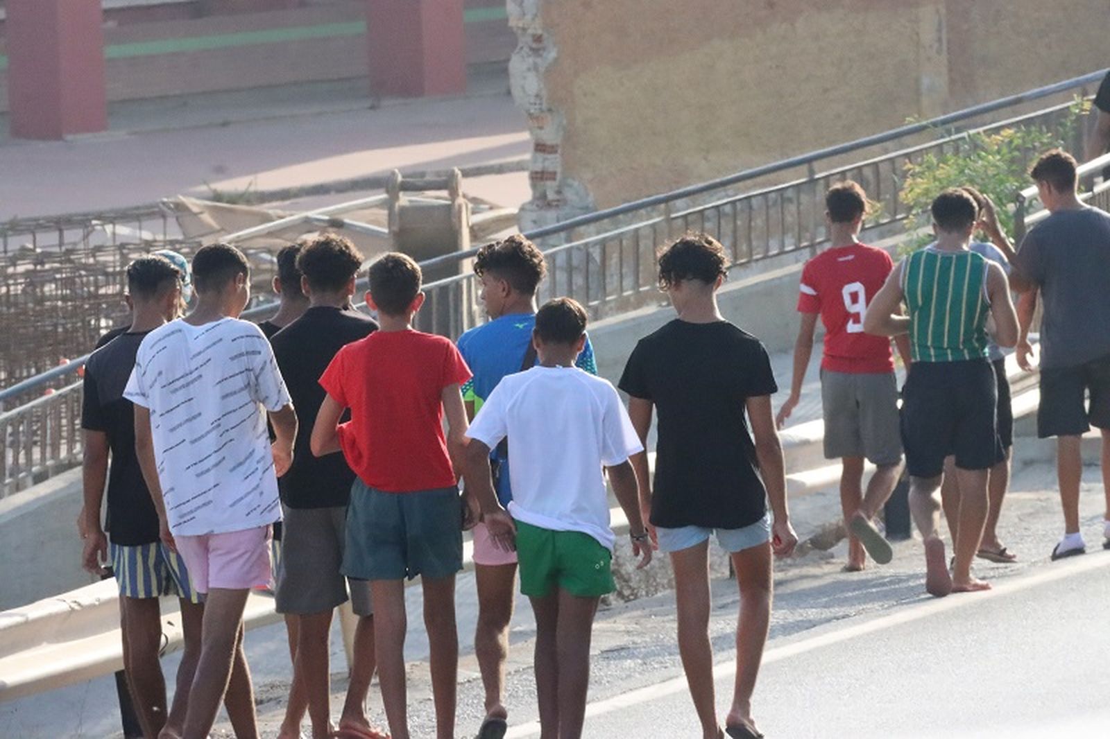 Un grupo de menores migrantes caminando hacia el centro ubicado en las naves del Tarajal. / FOTO REDUAN