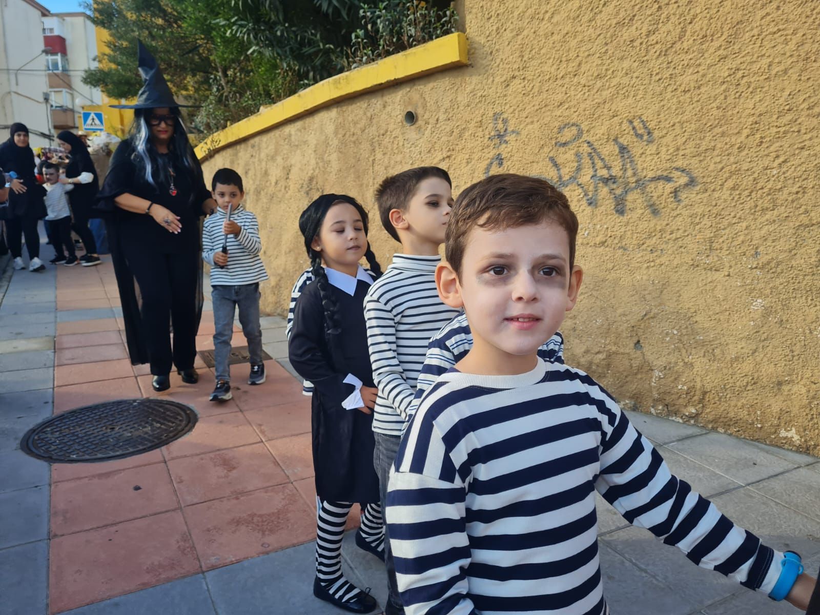 FOTOGALERÍA | El CEIP Rosalía de Castro lleva la magia de Halloween a las calles de la barriada con un pasacalles
