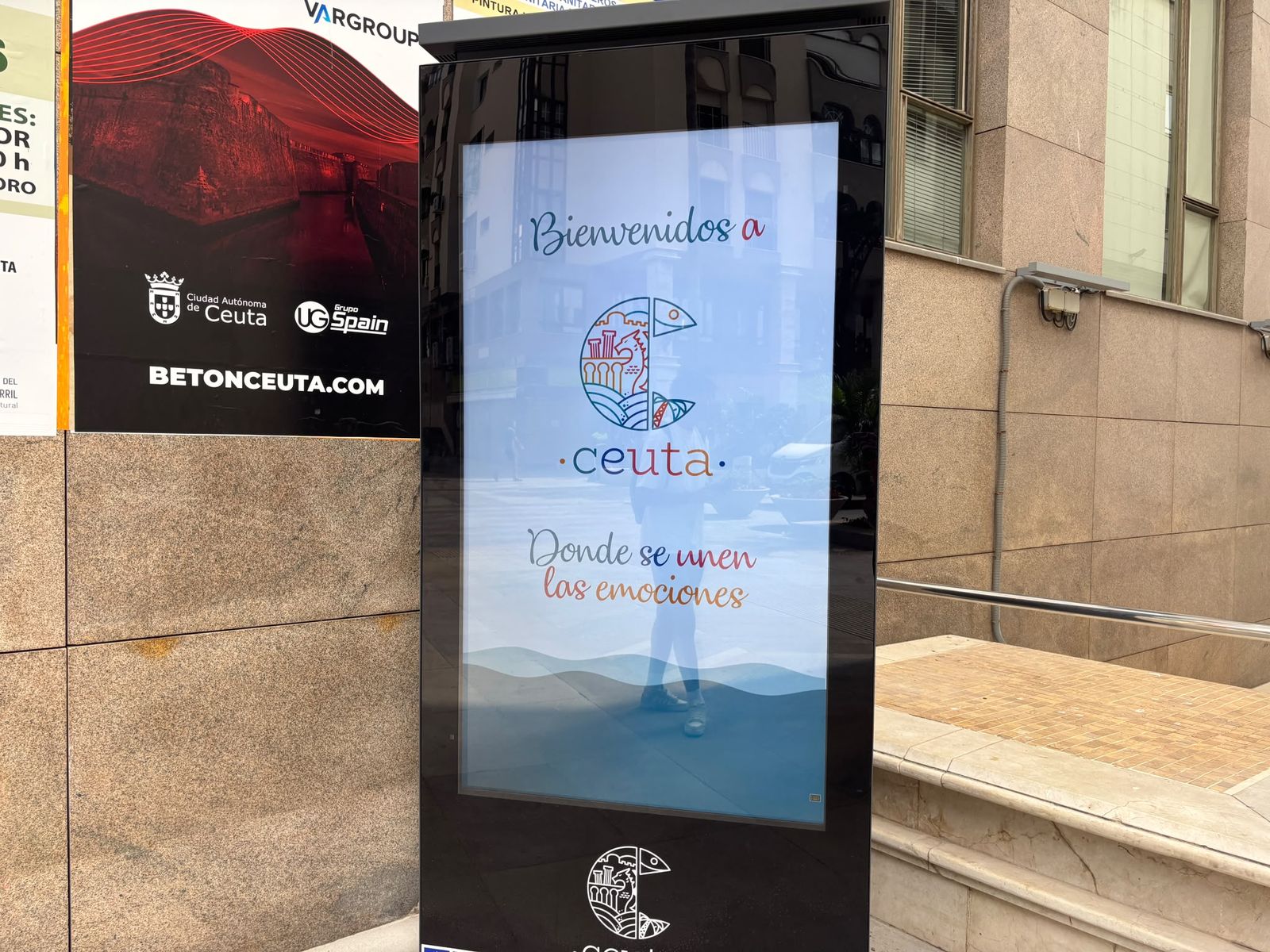 La inteligencia artificial guía al visitante por Ceuta a través de los nuevos tótems turísticos
