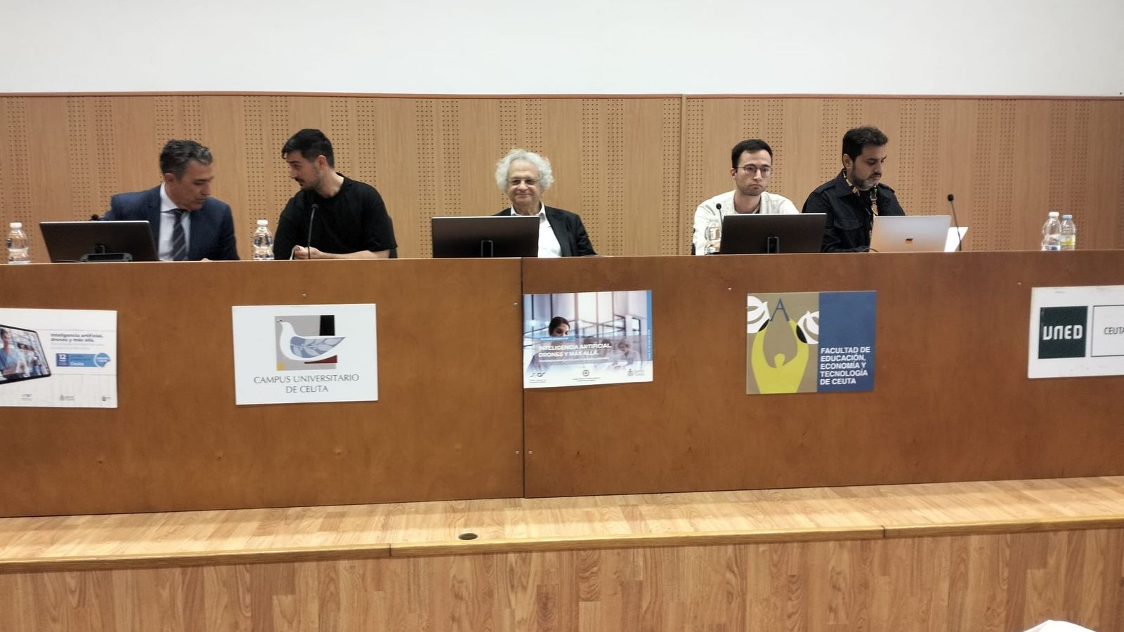 Participantes en la mesa redonda celebrada esta mañana