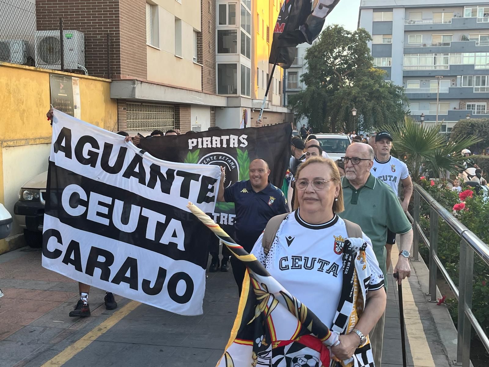 ‘Corteo’ de los ceutíes para animar a su equipo cerca del ‘Murube’ ‘Corteo’ de los ceutíes para animar a su equipo cerca del ‘Murube’