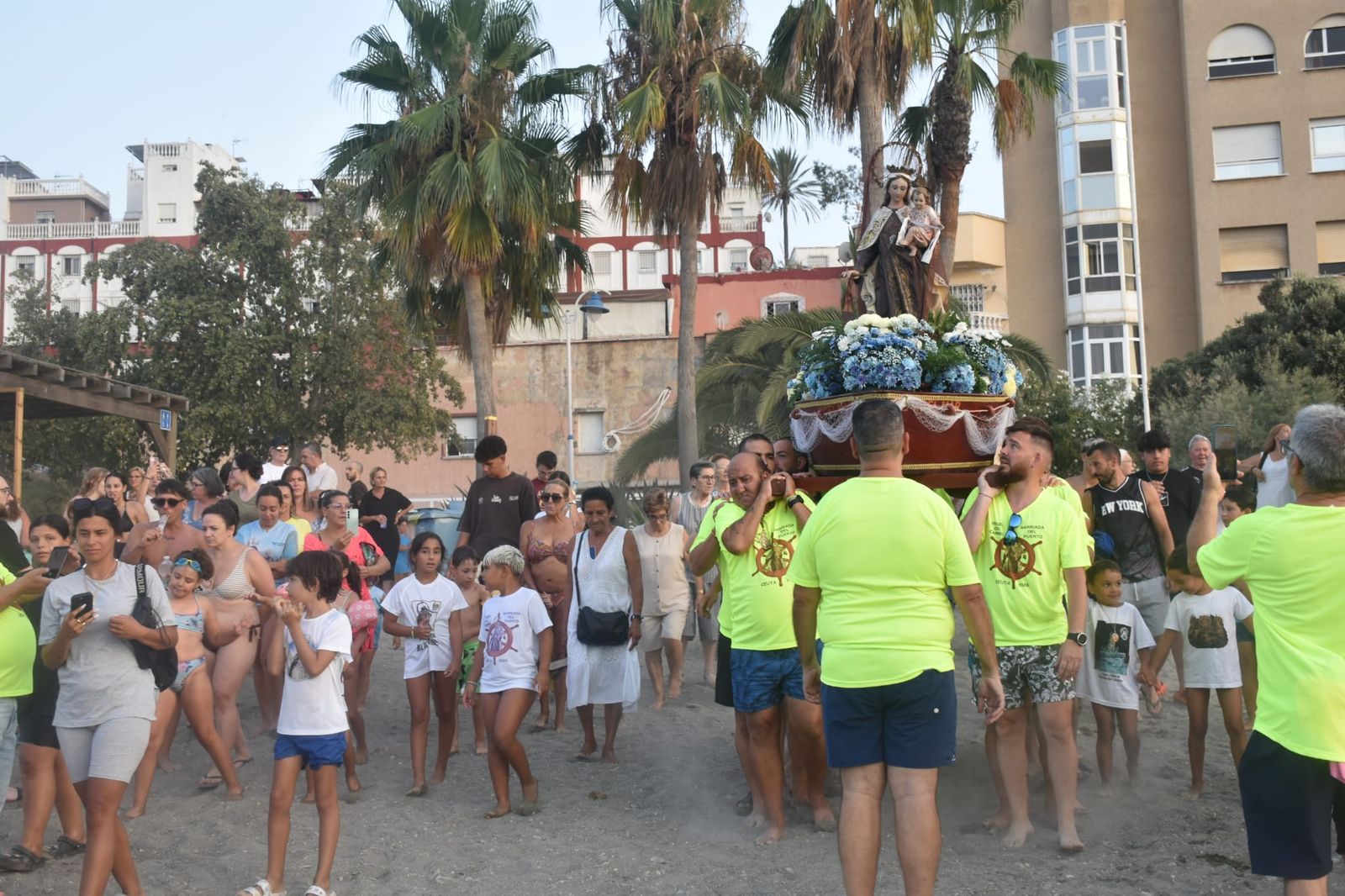 La Virgen del Carmen del Puerto encandila la barriada de Villajovita