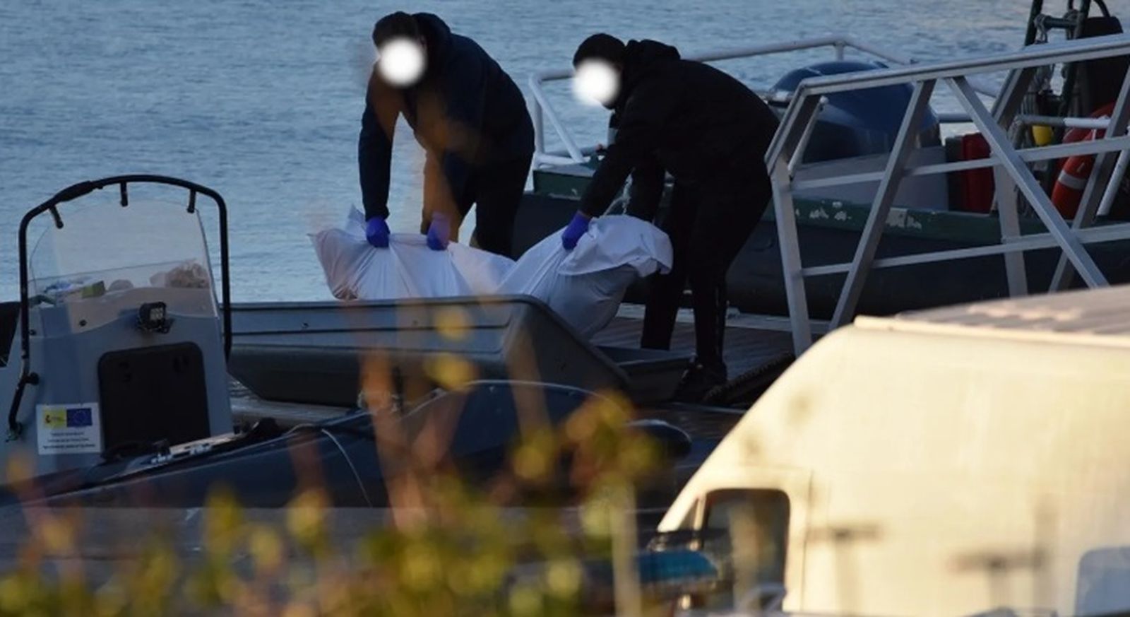 Imagen de la Guardia Civil sacando del mar un migrante fallecido.