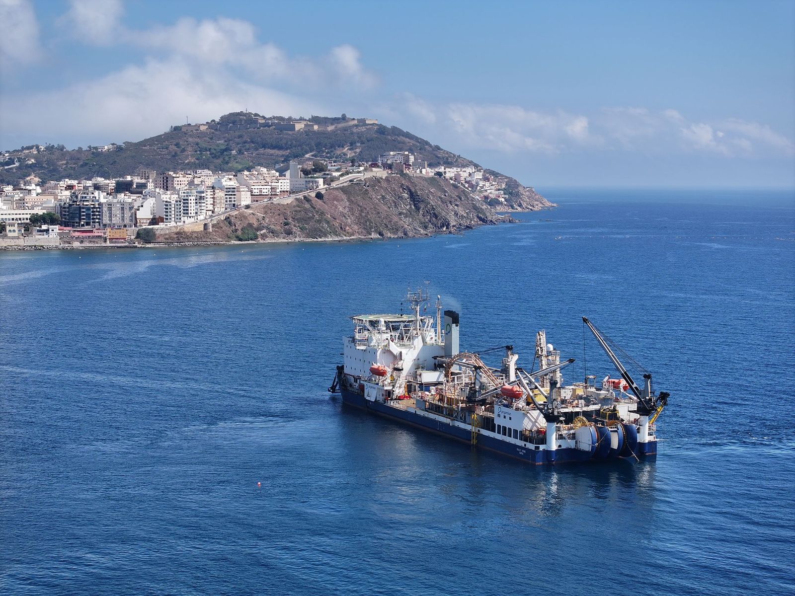 Barco cablero Giulio Verne, que ha transportado a Ceuta el primer cable submarino