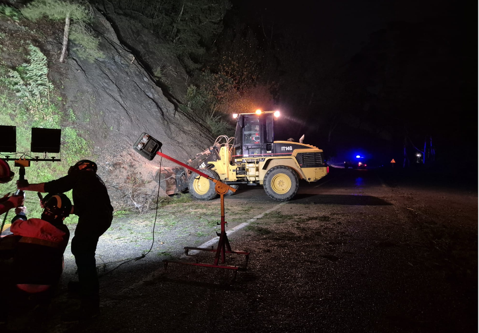 Trabajadores de Parque Móvil empleándose a fondo durante la madrugada
