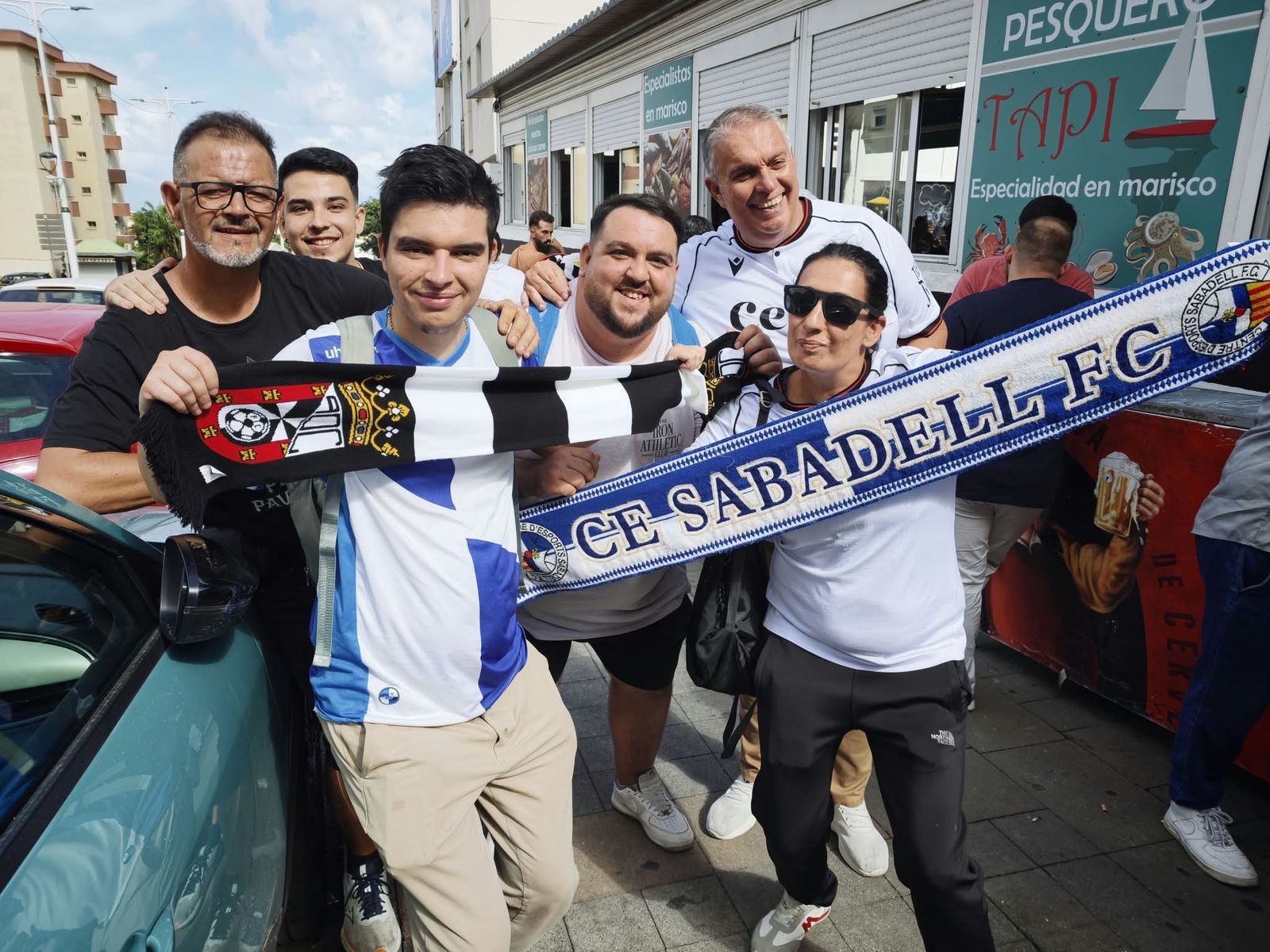 Aficionados en la previa del partido ante el Sabadell