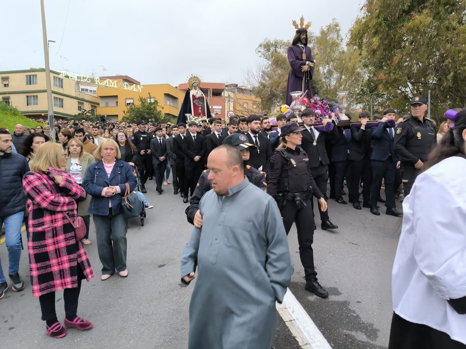 Comienza el traslado del Señor de Ceuta arropado por cientos de ceutíes