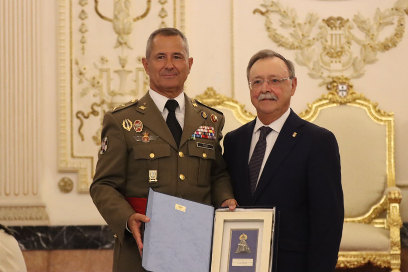 La Ciudad hizo entrega al general Rocha de una imagen de la Patrona |  FOTO REDUAN