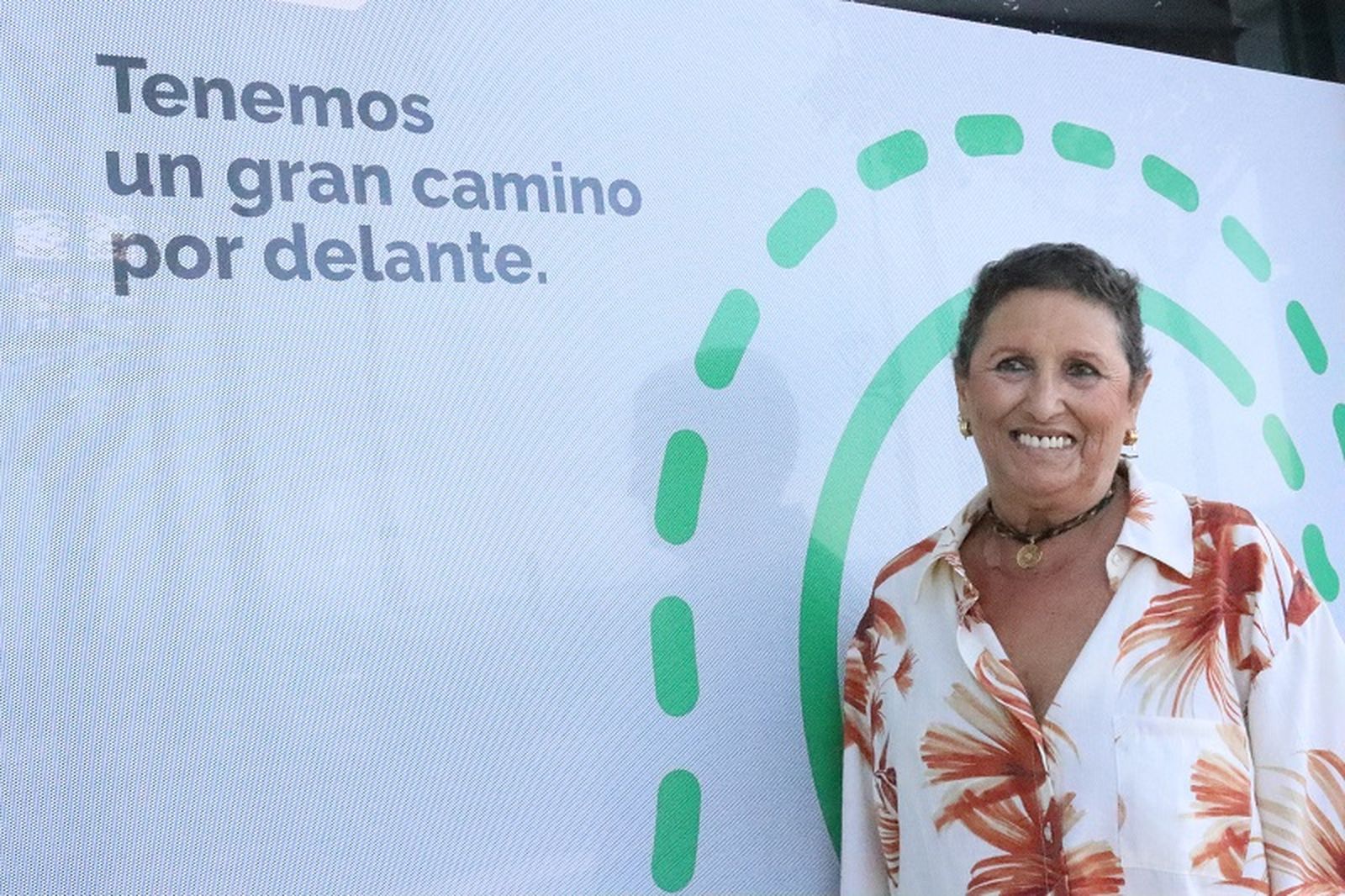 Mariló Domingo posa a las puertas de la sede de la AECC de Ceuta