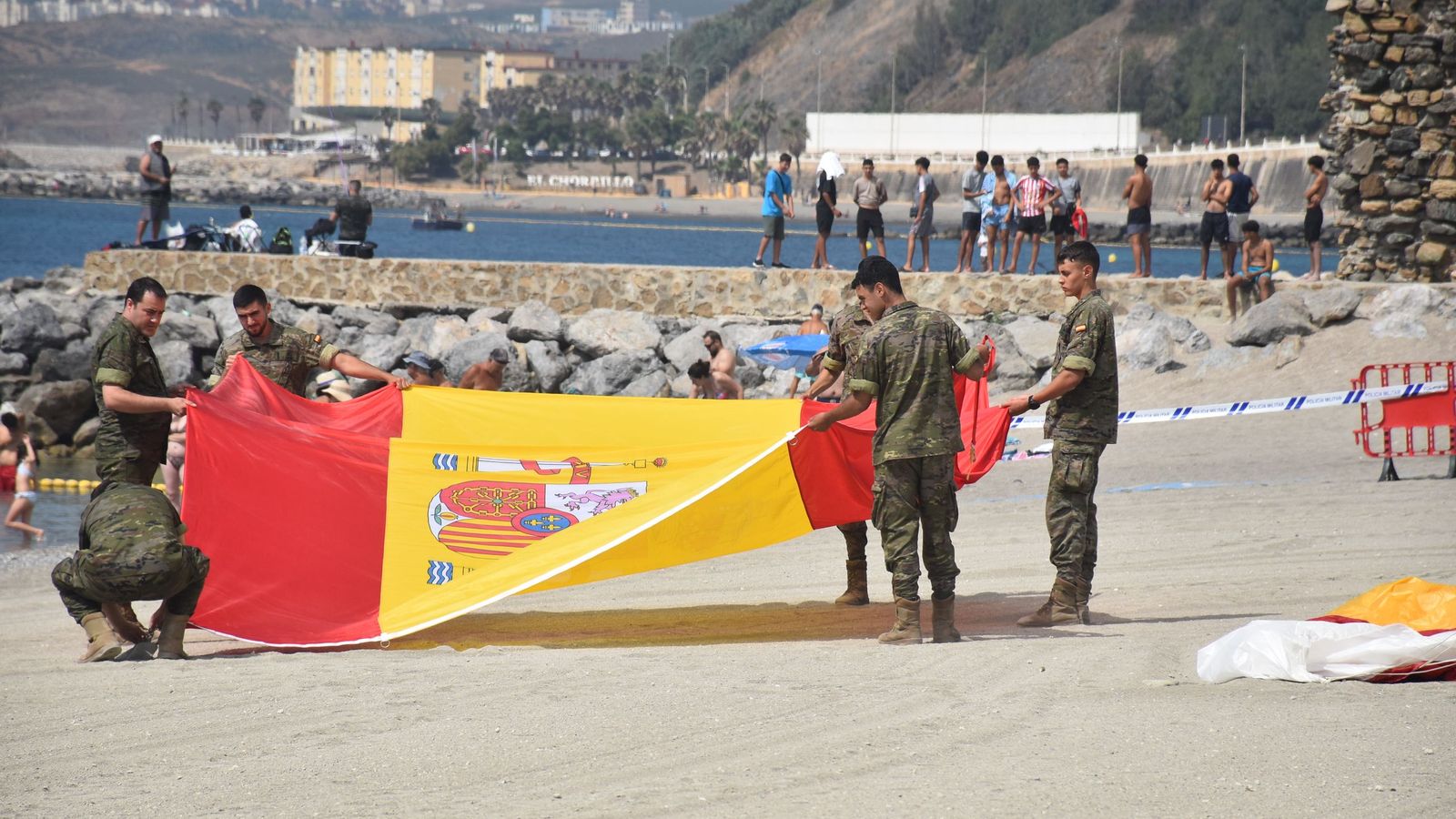 Militares portando la bandera de España este sábado en La Ribera