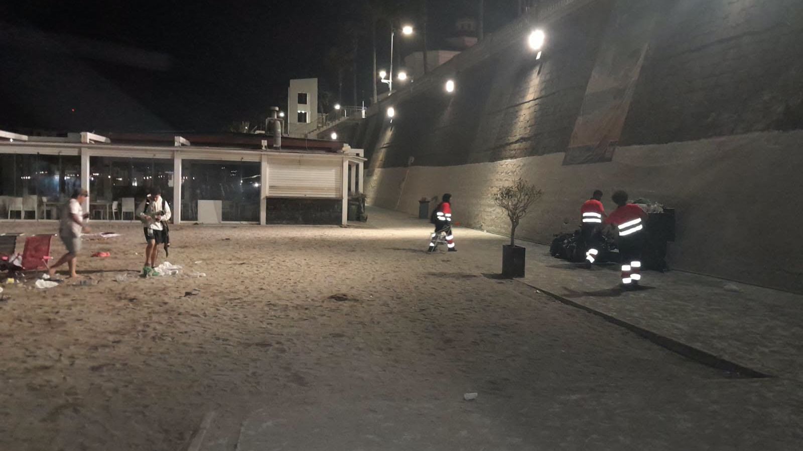 Más de medio centenar de operarios devuelven la normalidad a las playas la Noche de San Juan