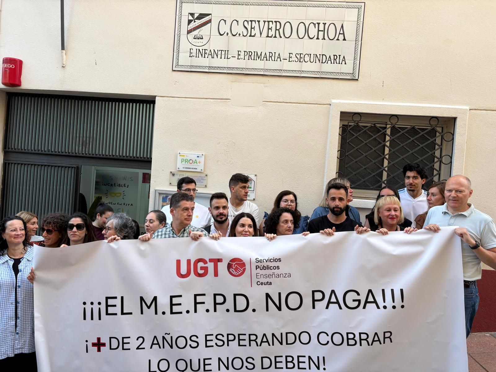 Profesores durante la concentración por los atrasos en el pago de salarios desde 2024.
