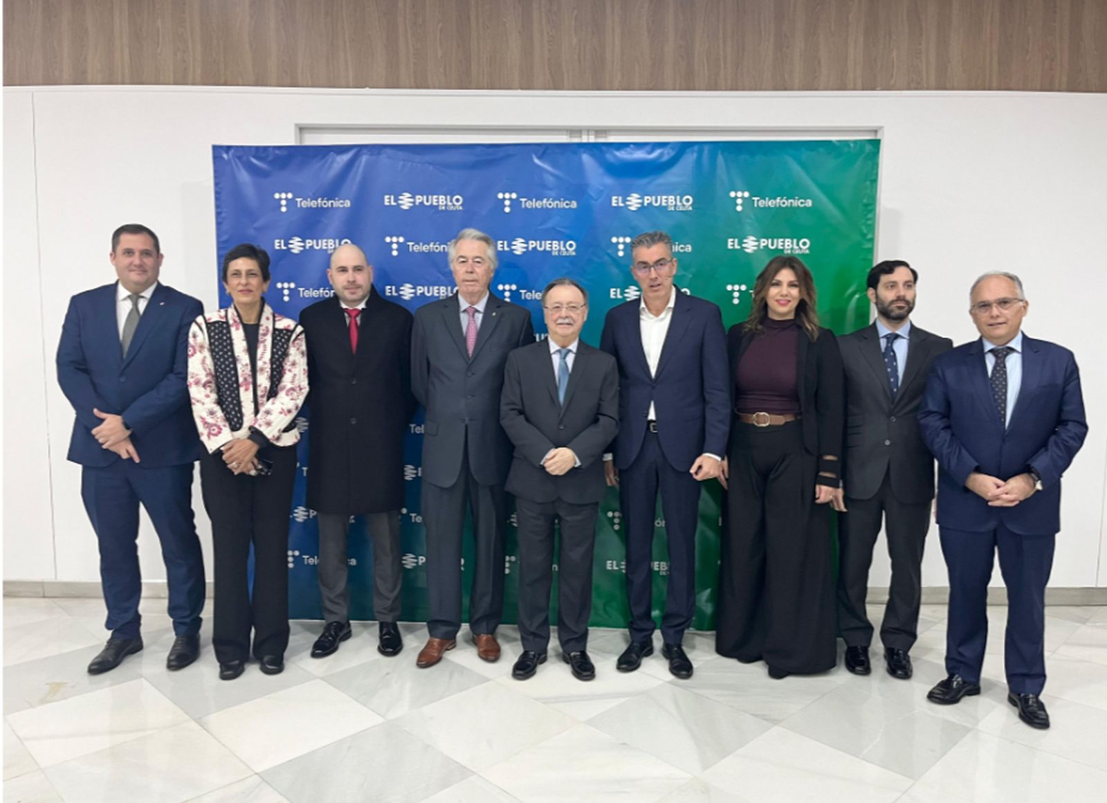 Foto de familia de los organizadores con los representantes institucionales invitados al acto