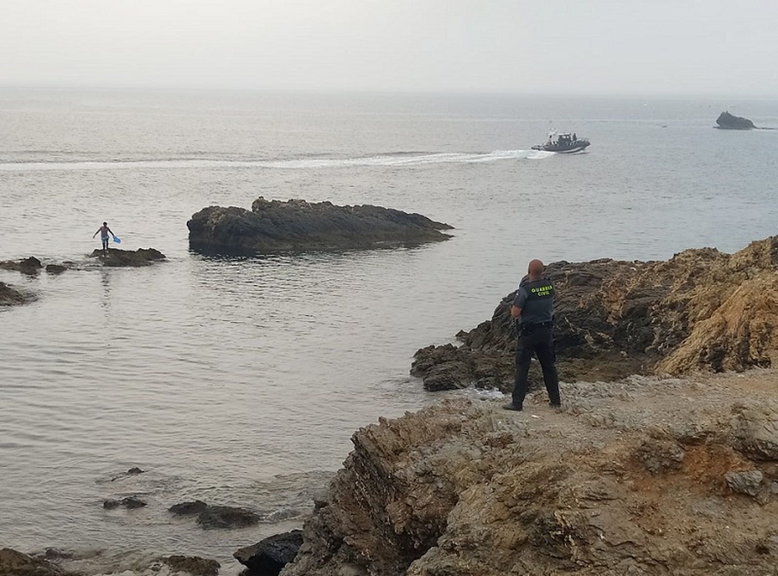 Un guardia civil vigila a un joven que pretende entrar irregularmente en Ceuta. / FOTO EL PUEBLO/ARCHIVO