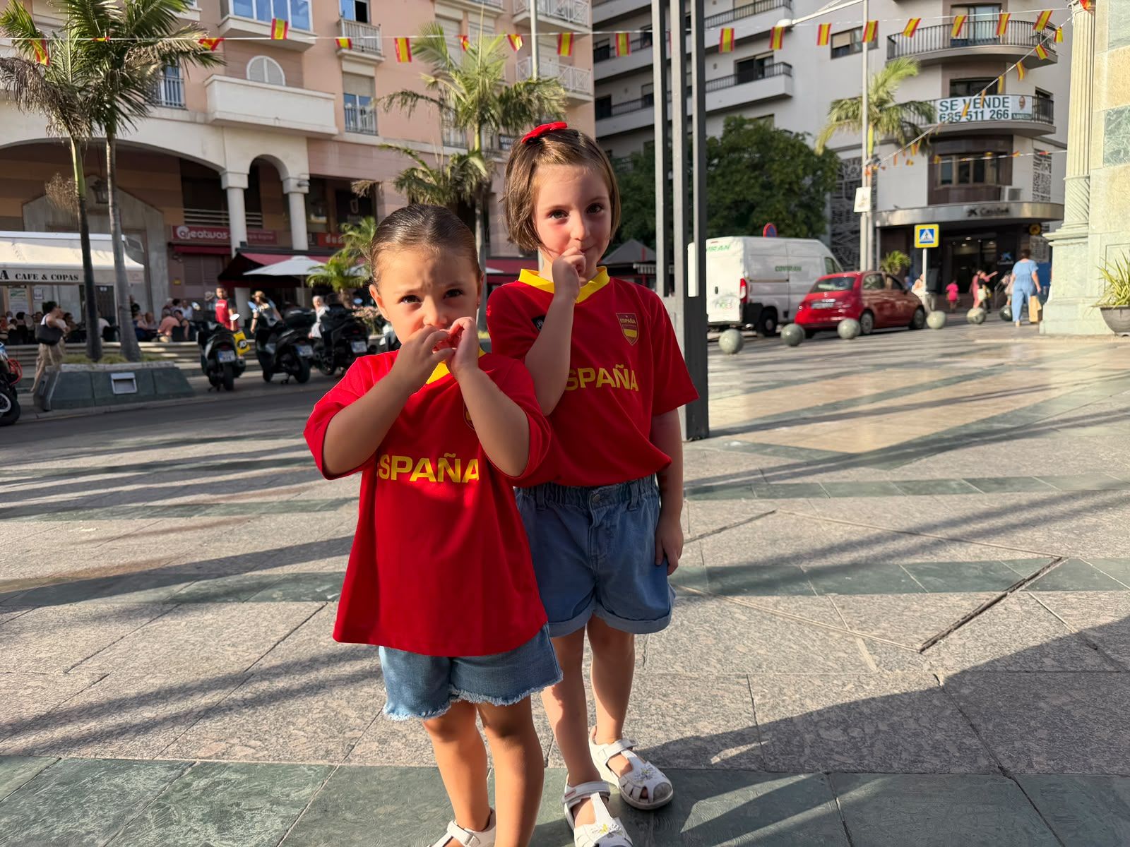 Ceuta se vuelca con España y dibuja de rojo y amarillo La Ribera