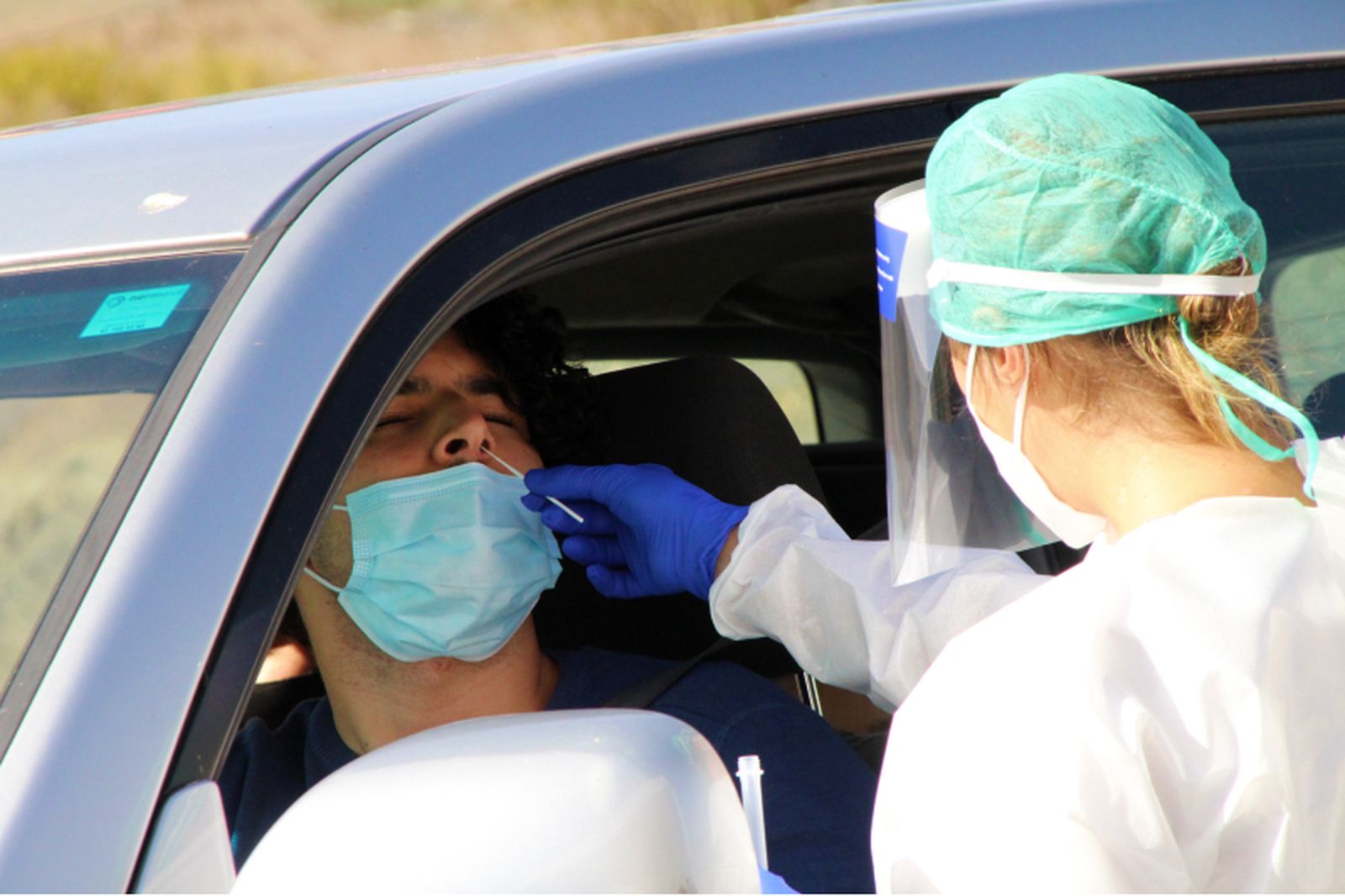 Toma de un test de antígenos/ Archivo
