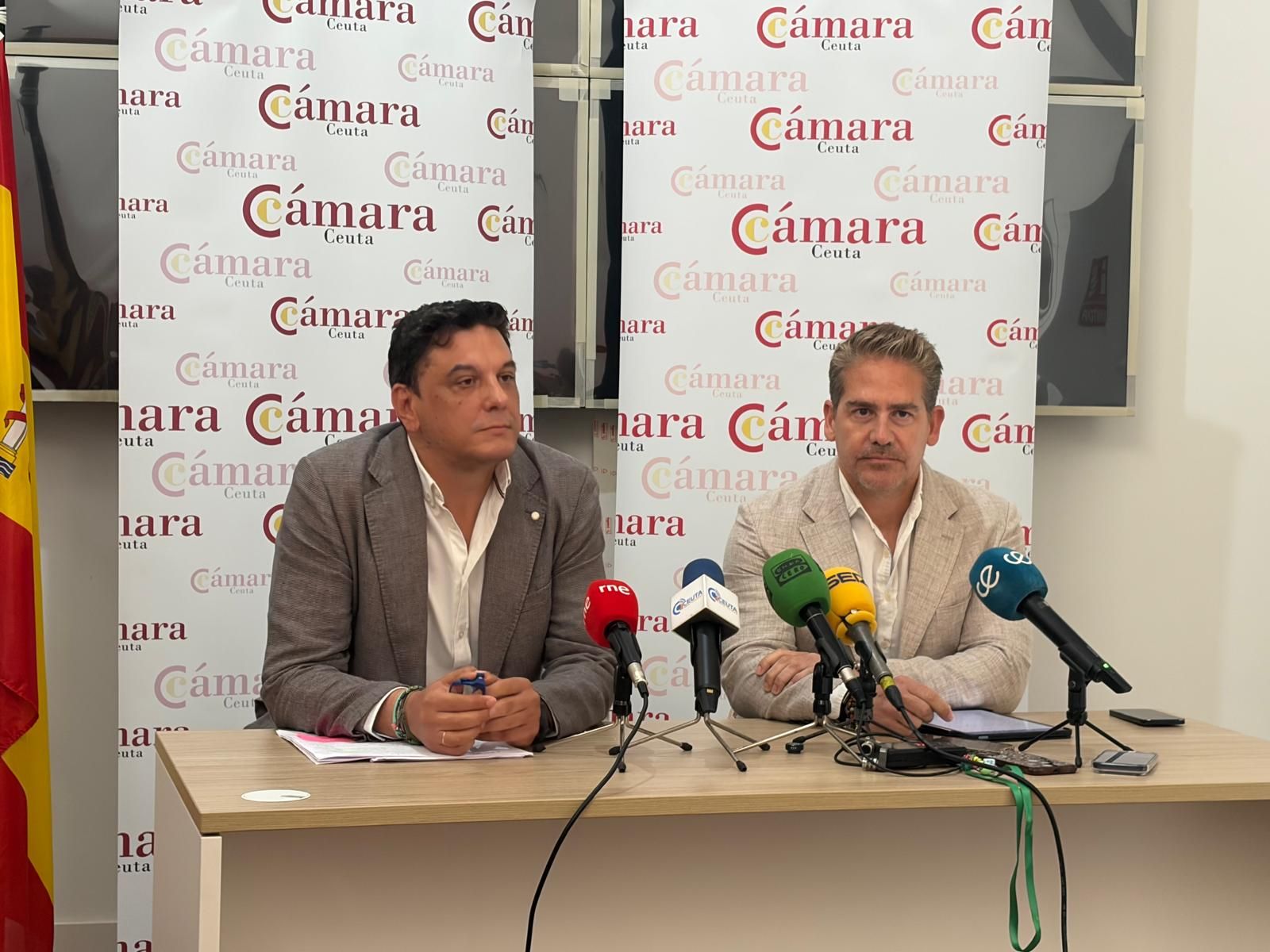 De izquierda a derecha: Joaquín Mollinedo y Karim Bulaix, con la evaluación del impacto económico de la crisis