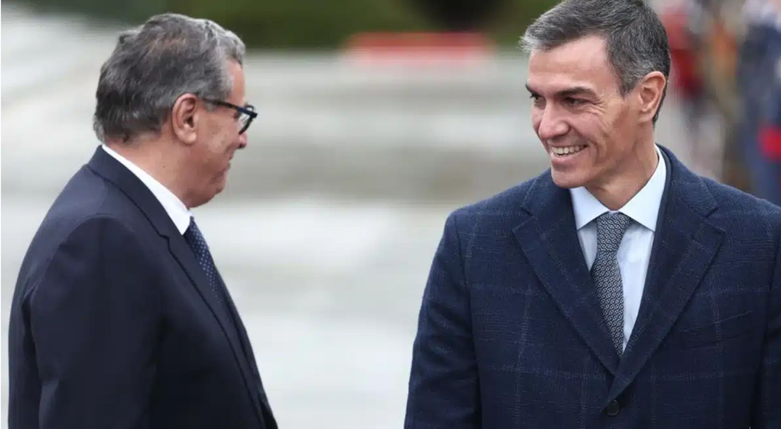 Pedro Sánchez conversando con el primer ministro de Marruecos, Aziz Akhannouch.