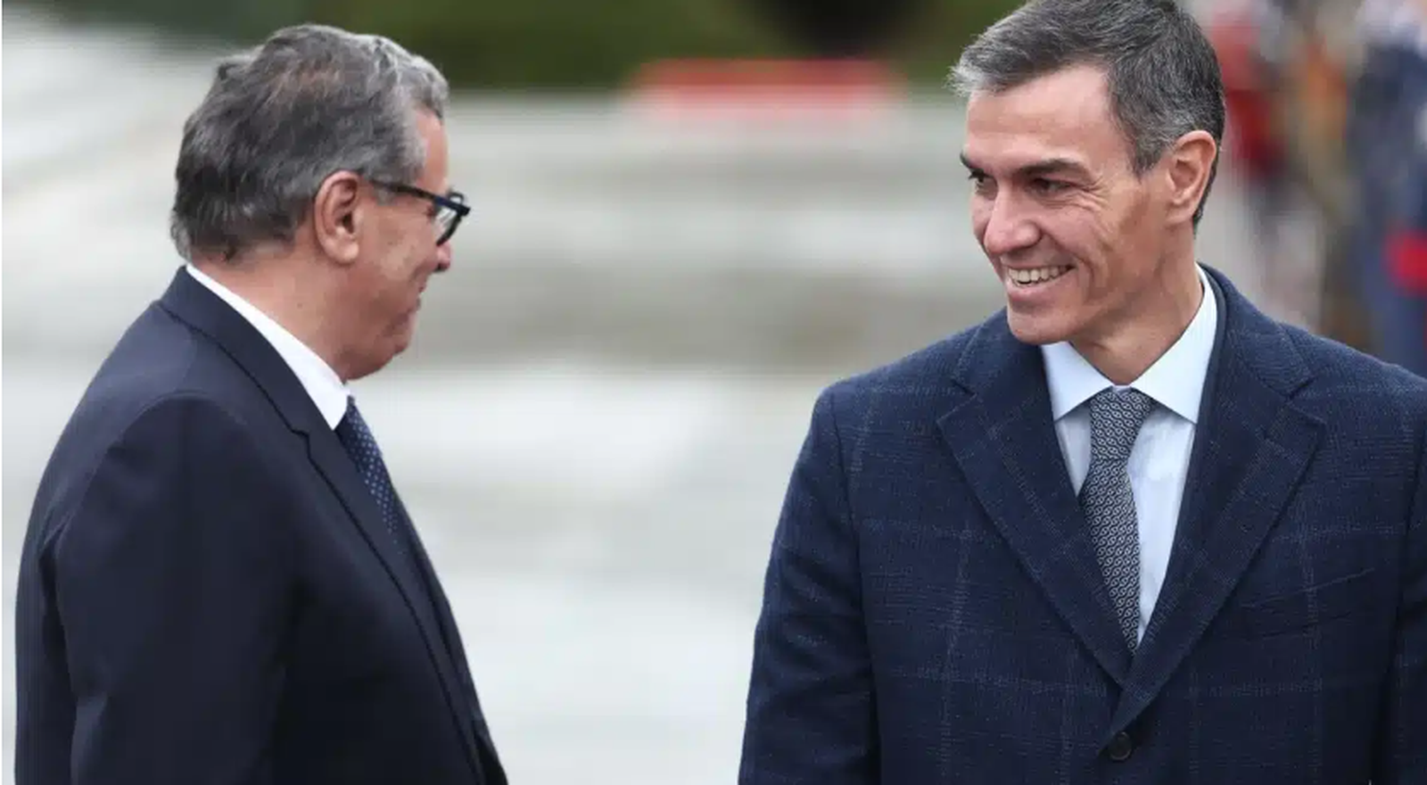 Pedro Sánchez conversando con el primer ministro de Marruecos, Aziz Akhannouch.