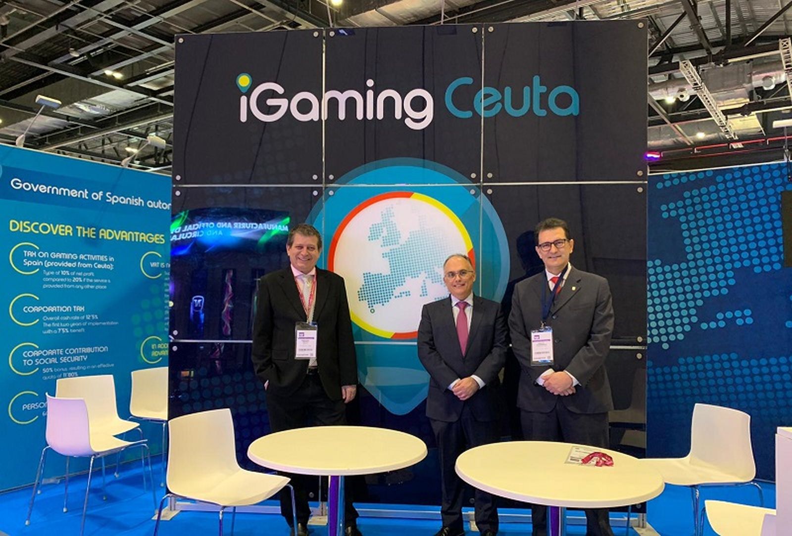 Reyes junto al consejero Alberto Gaitán en un evento de iGaming. / FOTO CEDIDA