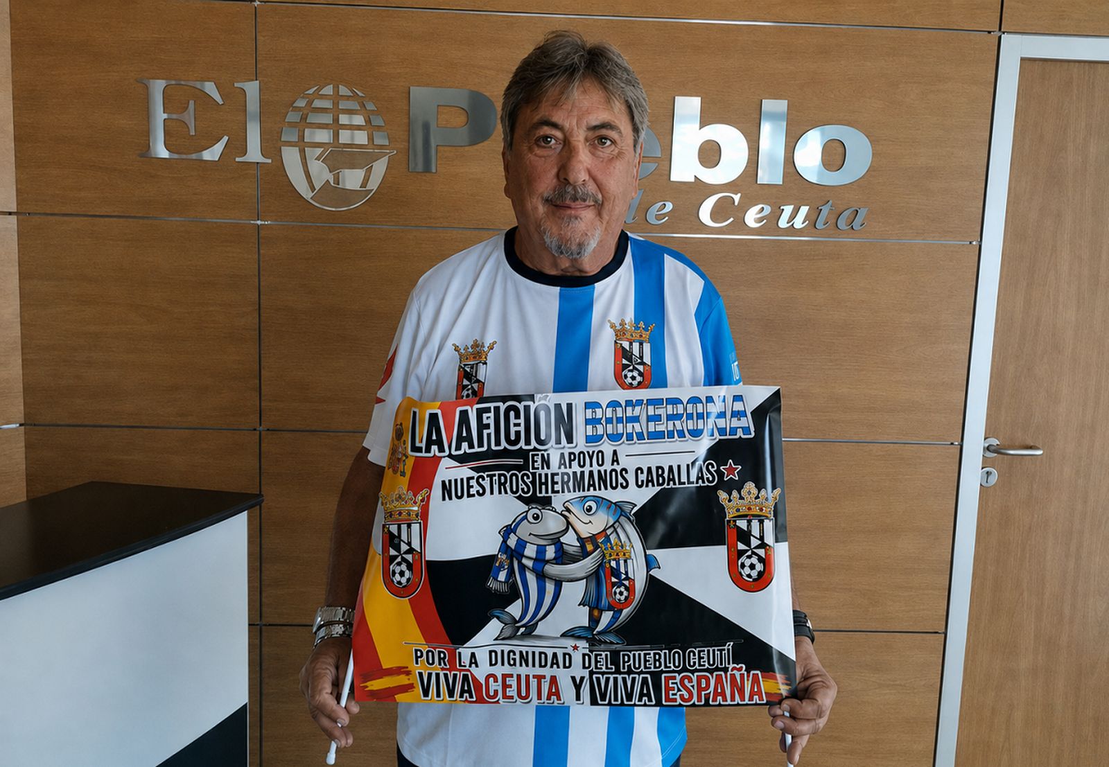 Sergio García, con la pancarta que portará durante el partido