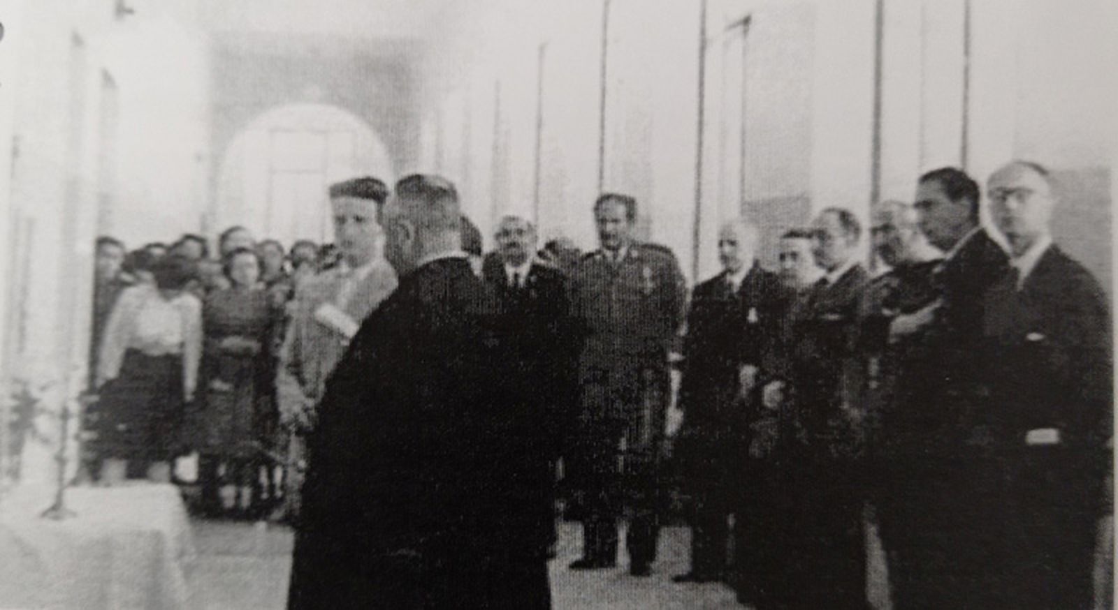 Bendición del Instituto en 1951. A la derecha algunos profesores como D. Juan Reyes, a su lado D. Jaime Rigual, y al fondo, con bigote, D. Manuel Gordillo. / FOTO CEDIDA