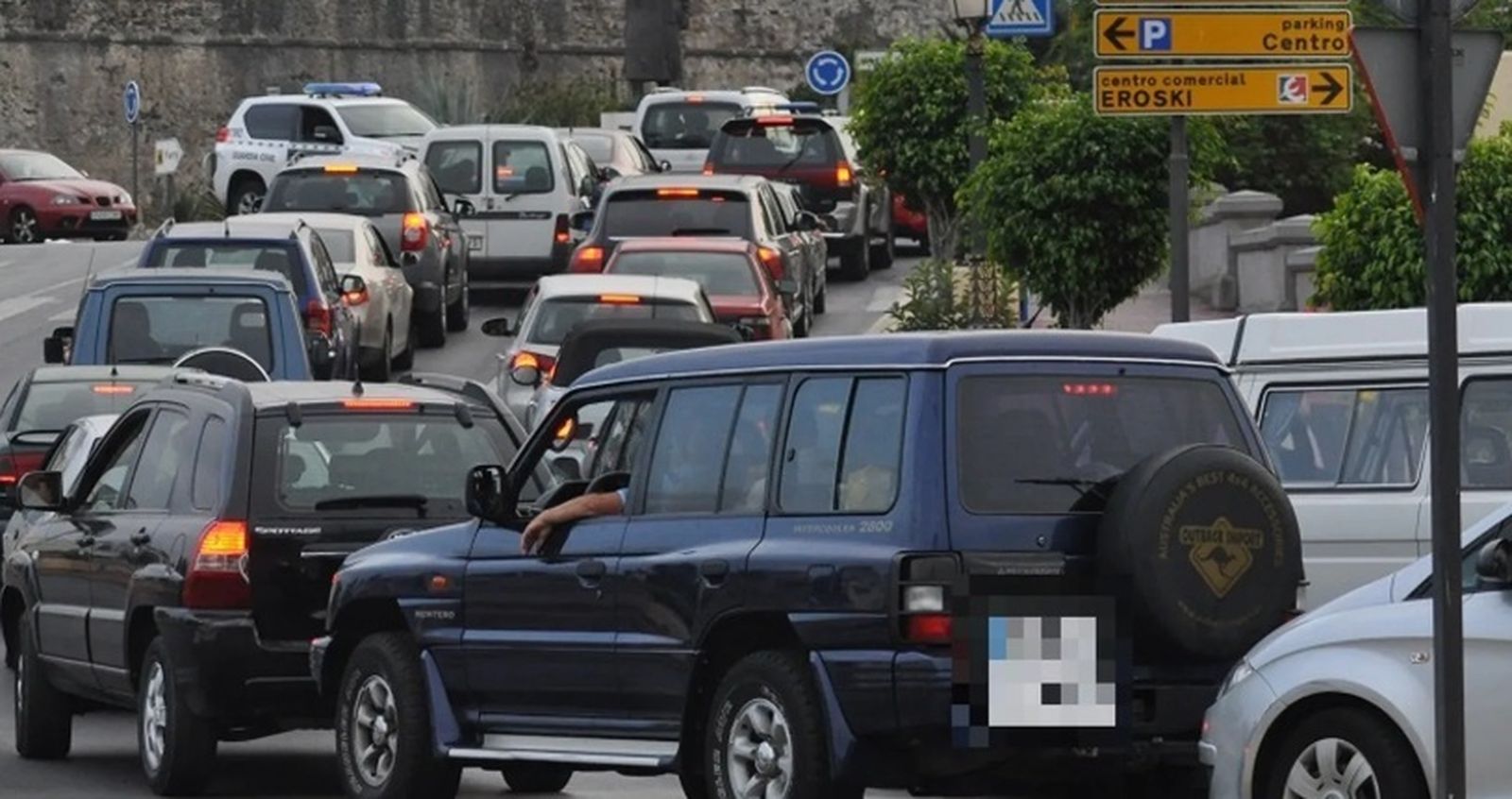 Conjunto de vehículos en las vías de Ceuta en una fotografía de archivo