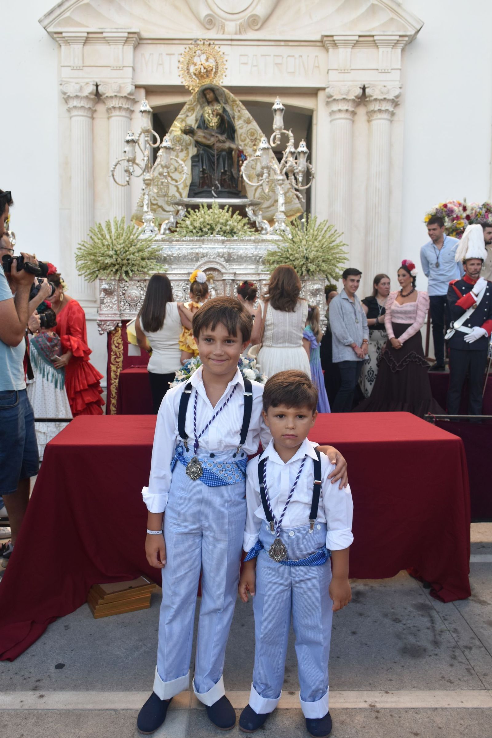 Los ceutíes vuelven a encontrarse con su Madre entre flores, esperanza y lágrimas contenidas