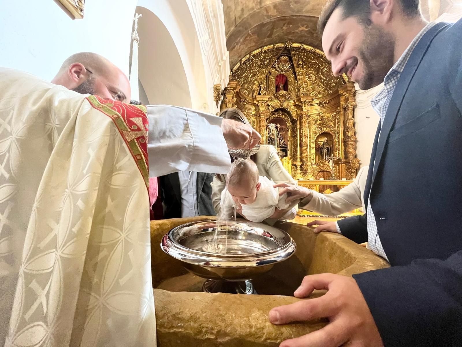 Airam, Carla y Triana reciben el bautismo en la iglesia de Los Remedios