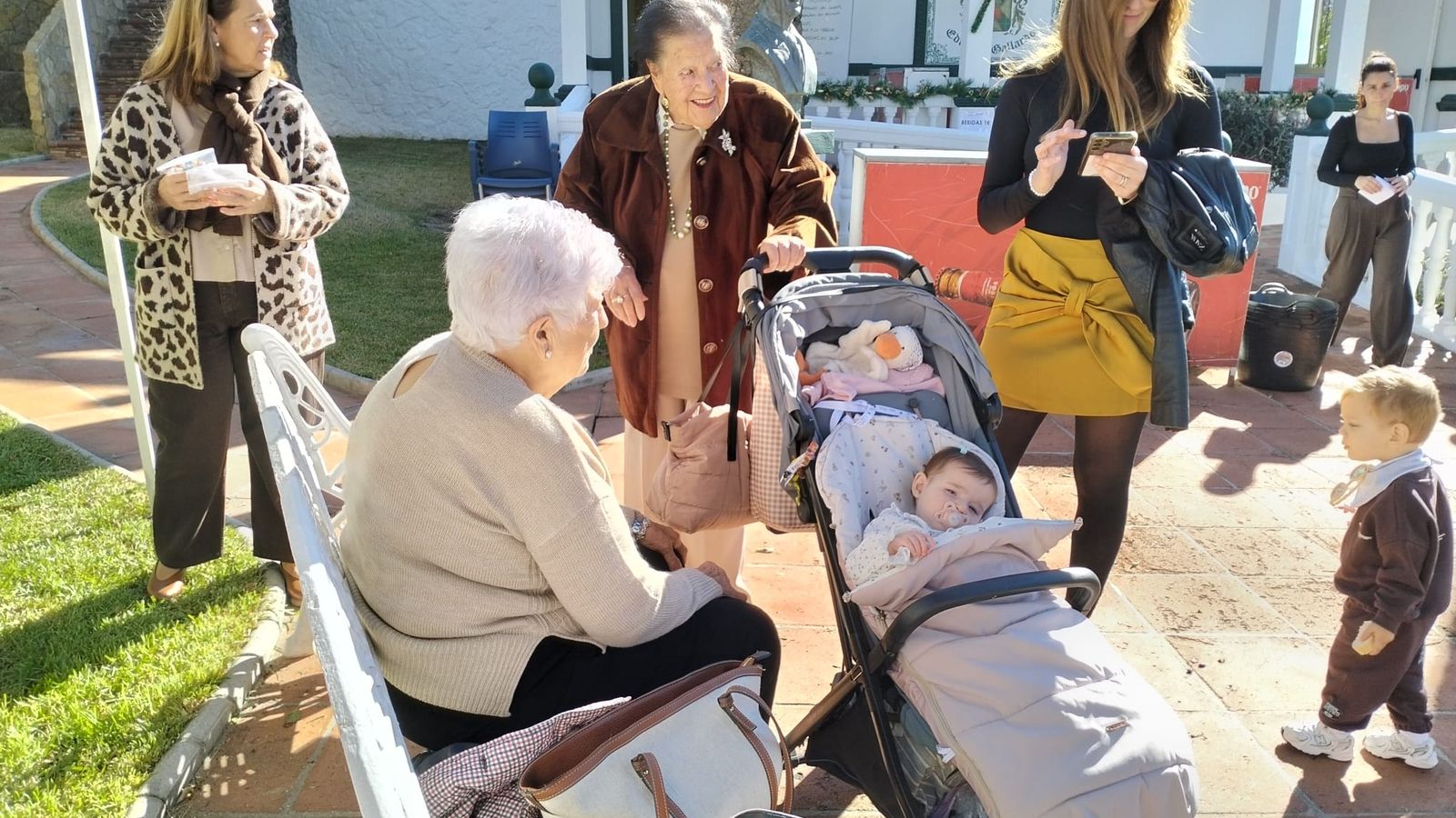 El tibio sol de este sábado ha ayudado a crear un ambiente agradable durante la celebración de la fiesta