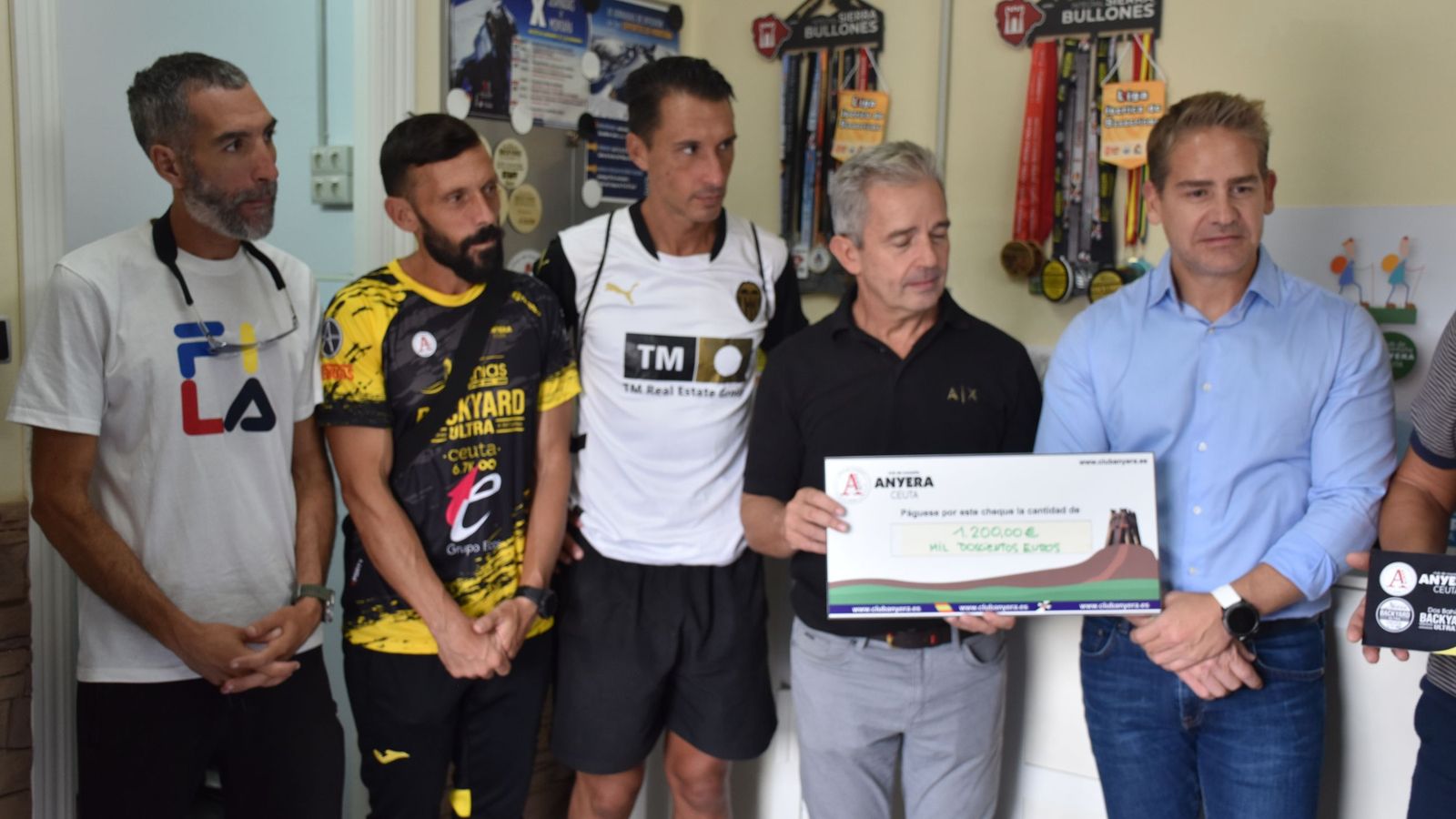 AECC recibe los cheques solidarios de la II Carrera Backyard Ultra Dos Bahías. AECC recibe los cheques solidarios de la II Carrera Backyard Ultra Dos Bahías.