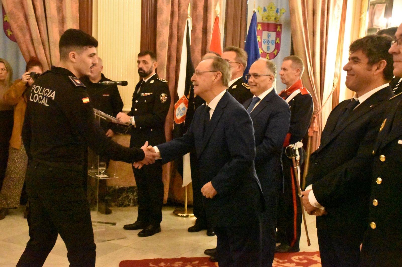 La toma de posesión de los 15 nuevos policías locales, en imágenes