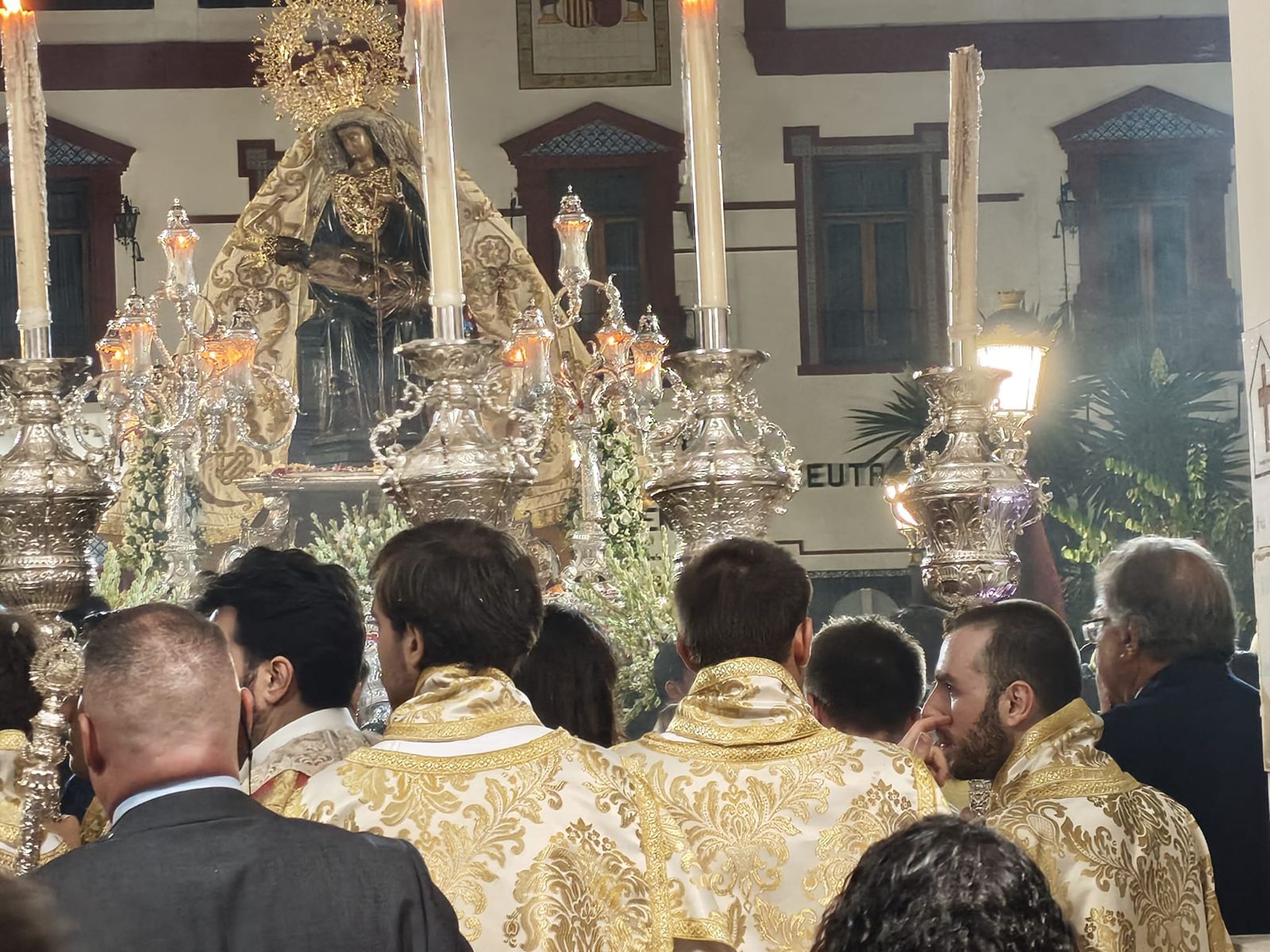 La Virgen de África emociona a Ceuta en una procesión para la historia
