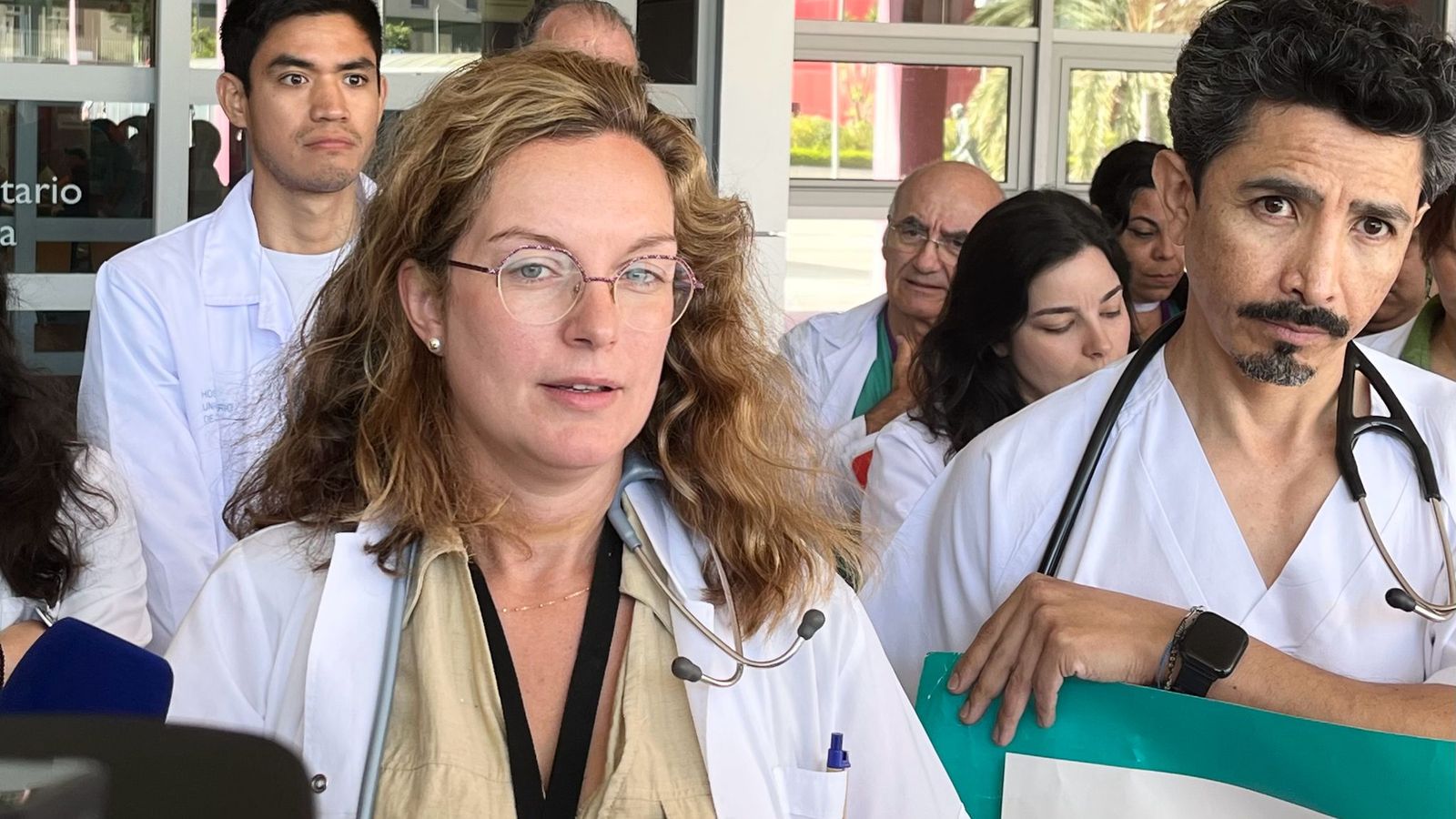 Los facultativos vuelven a concentrarse ante el HUCE para reclamar una jornada laboral justa y denunciar un trato discriminatorio