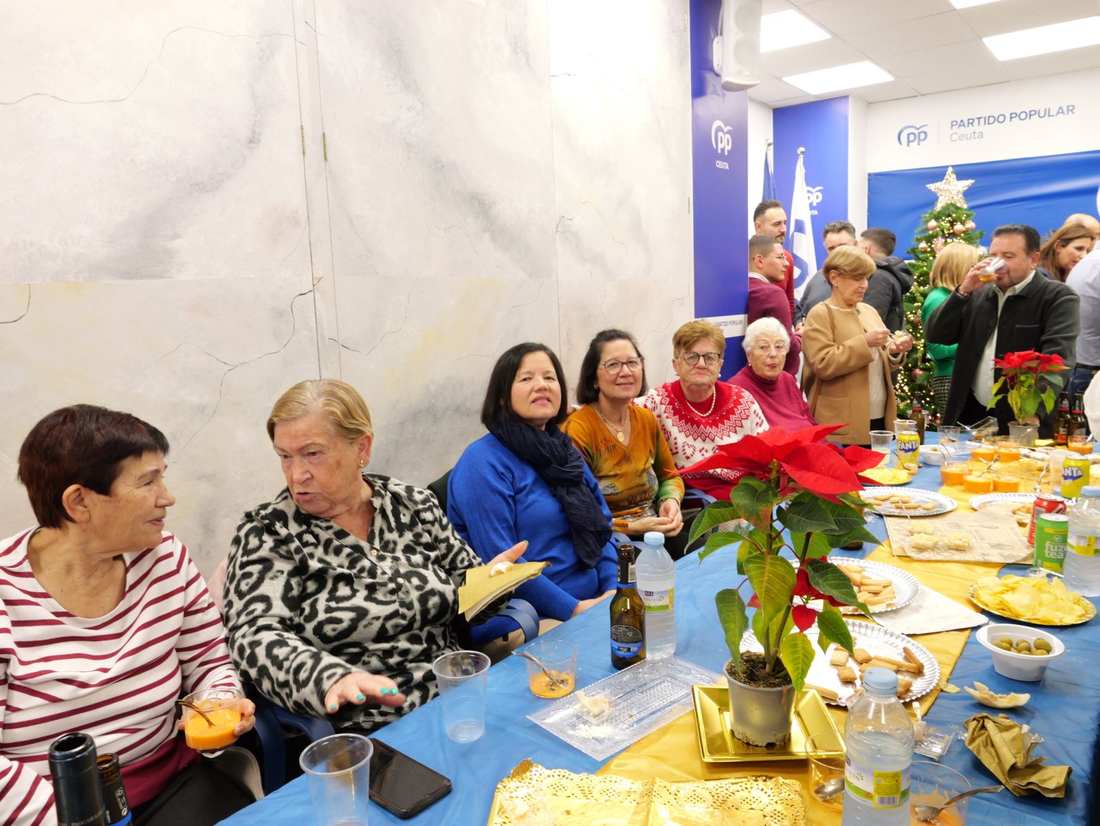 Vivas sugiere un relevo futuro y reivindica su gestión en la copa navideña del PP