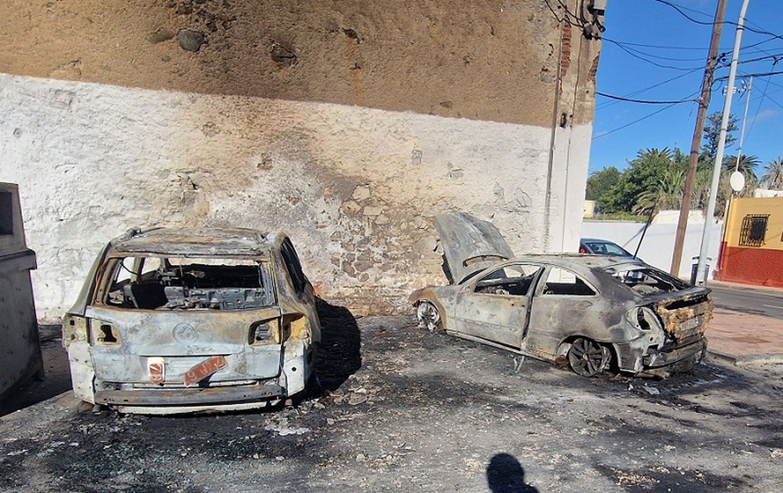 Dos coches calcinados en San Amaro hace unos días. / FOTO EL PUEBLO