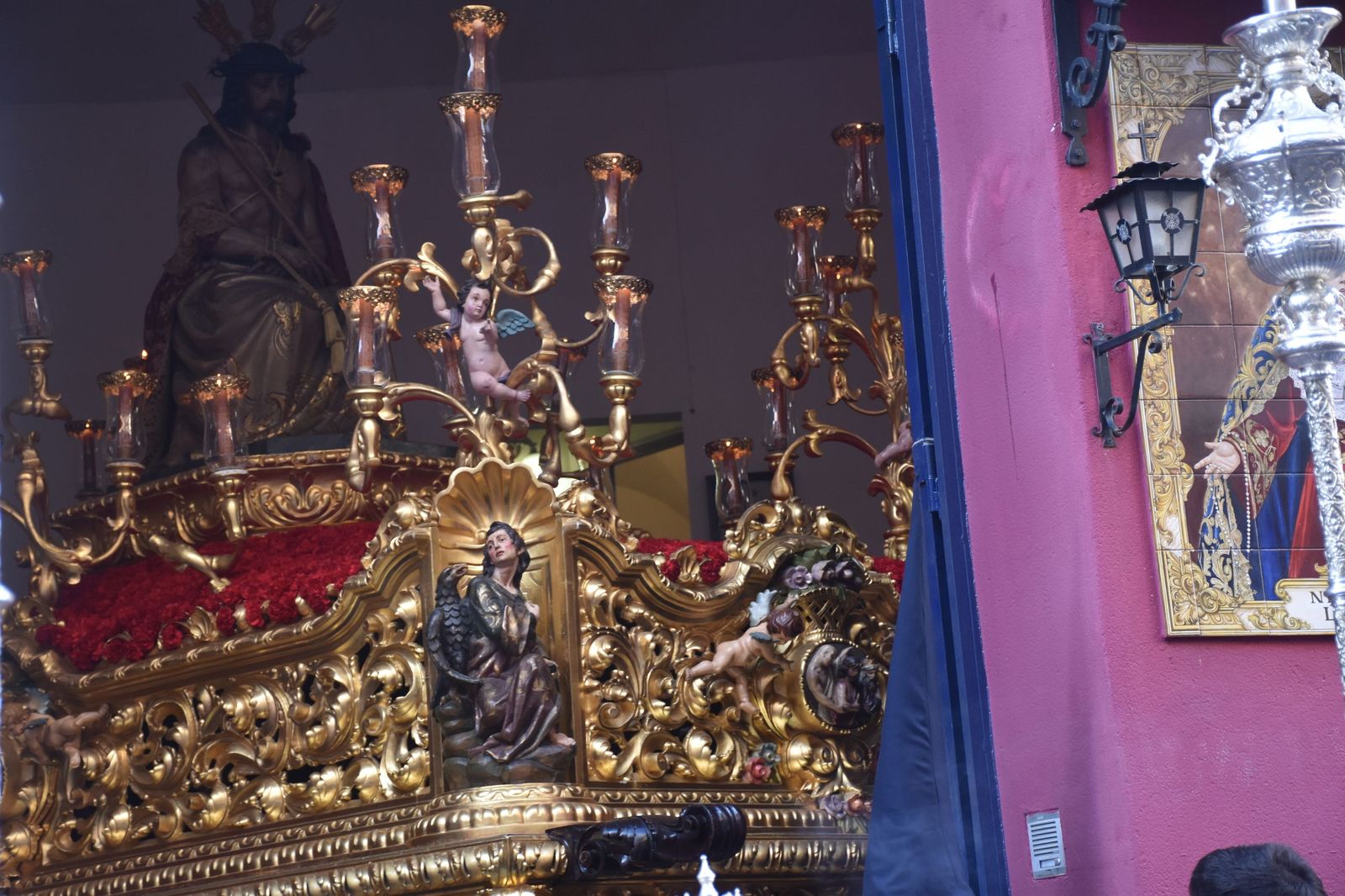 Aroma cofrade y estudiantil: Las Penas reina en el Jueves Santo