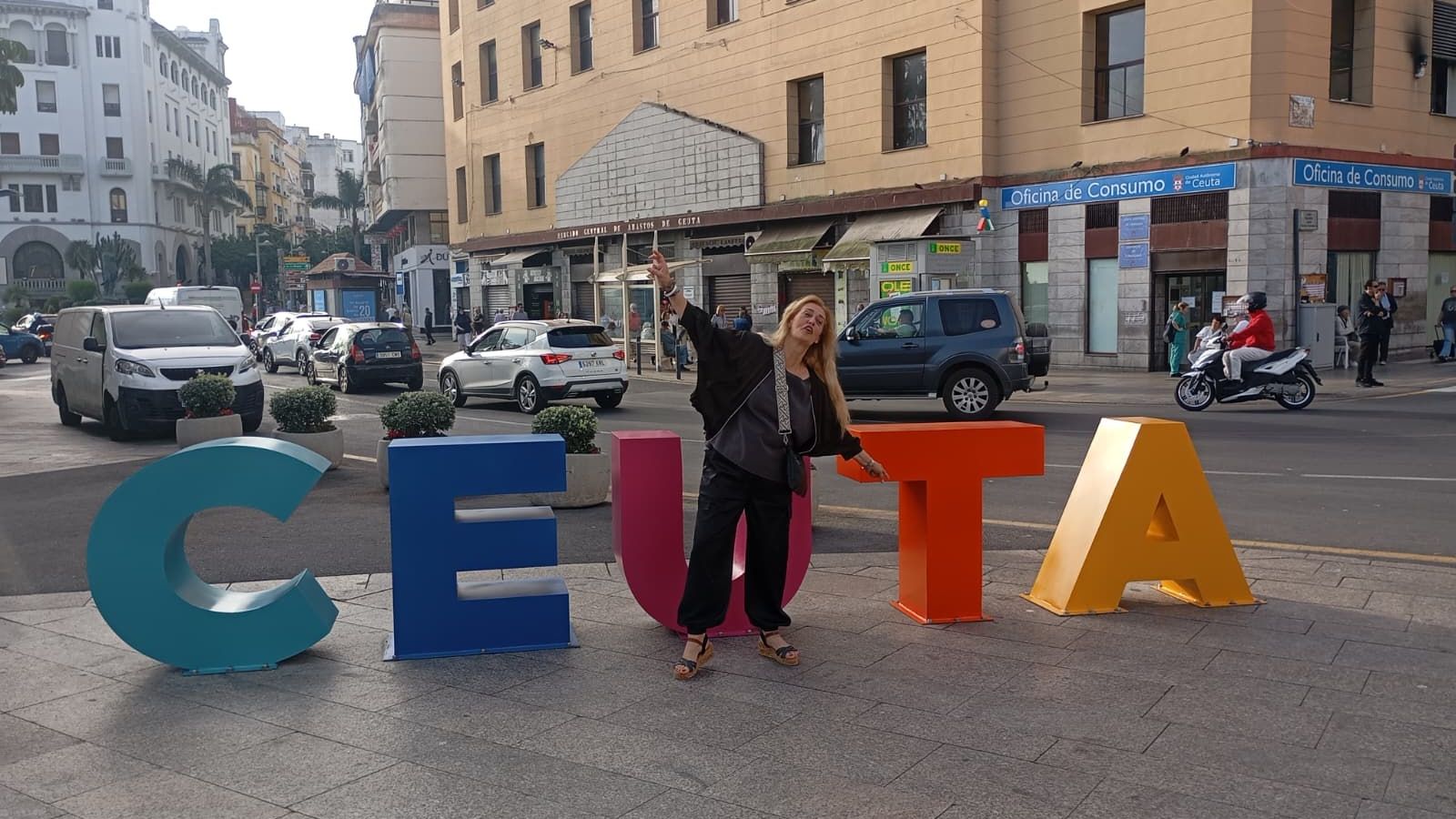 Fotos de todos los estilos delante de las letras en la Plaza de la Constitución