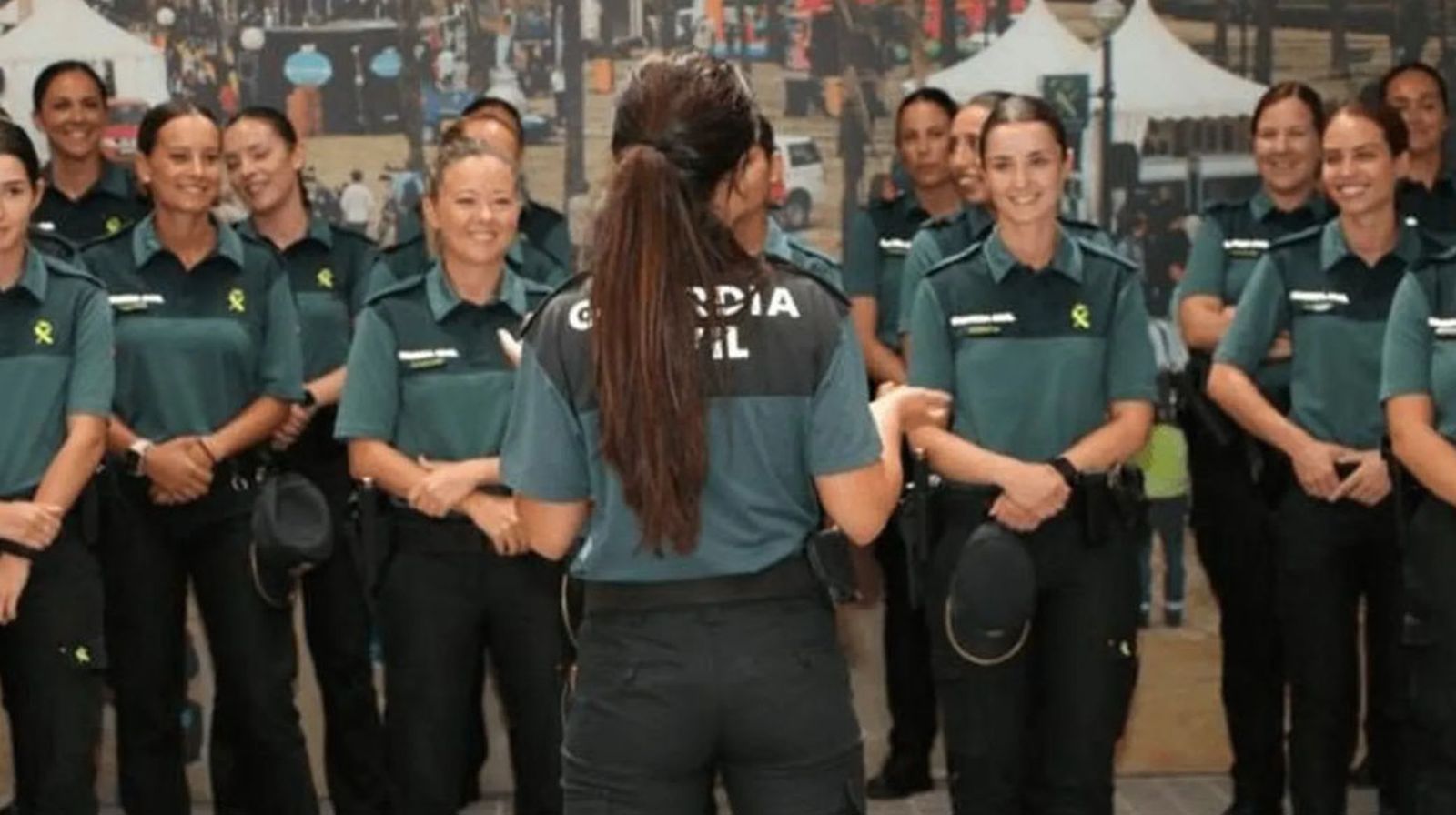 Un grupo de guardias civiles departe durante un acto