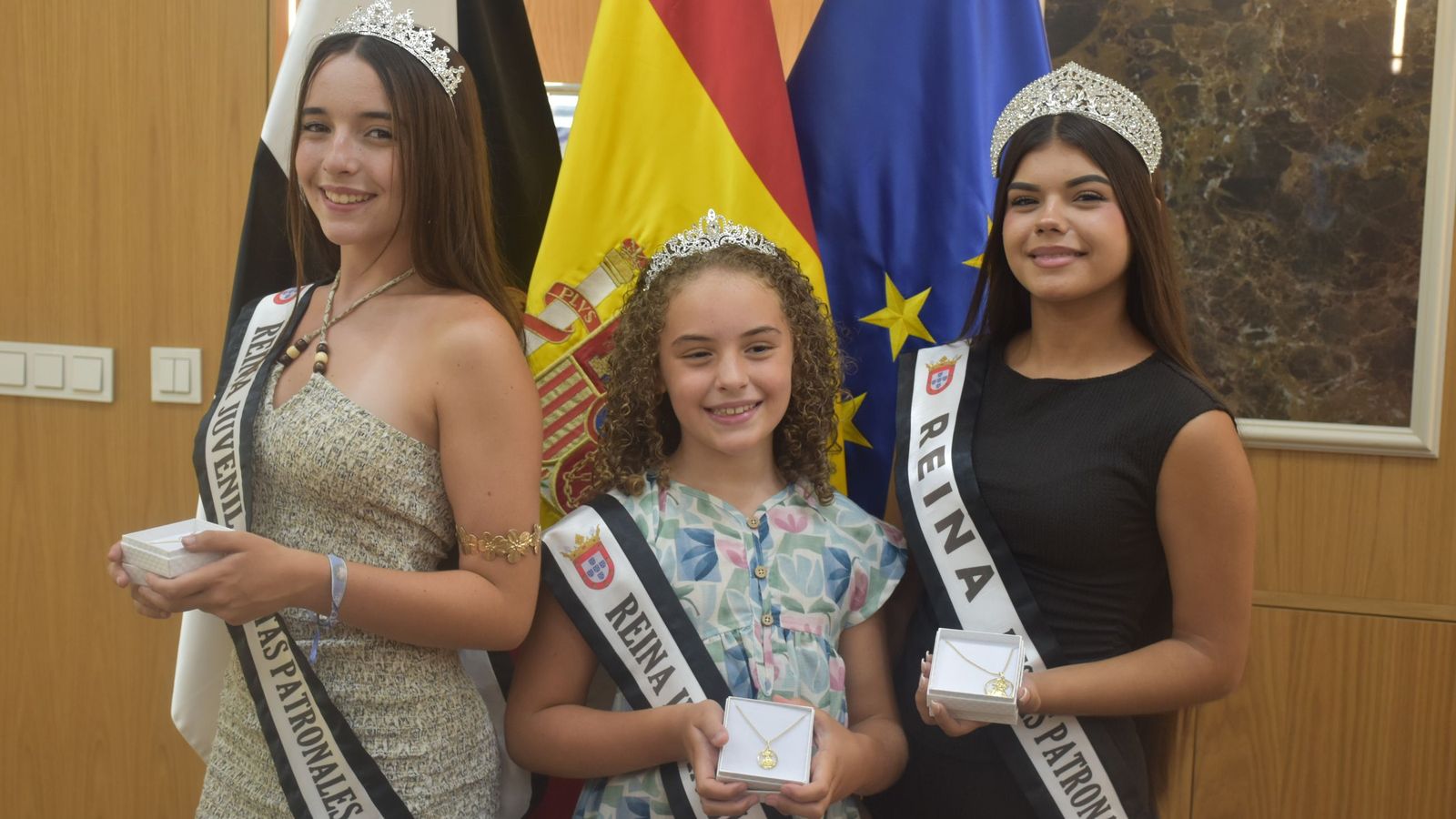 Las Reinas de las Fiestas posan con sus regalos, de izquierda a derecha: Ainhoa Gaona (juvenil), Ángela Chaves (infantil) y Marina Cantón (absoluta)