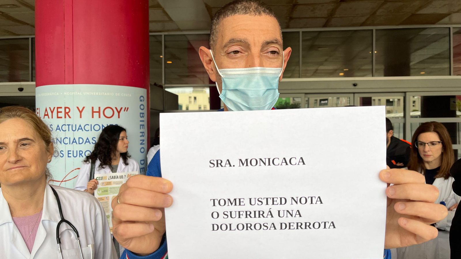 El médico de Urgencias del HUCE, Abdeselam Buyema, durante la concentración de este viernes