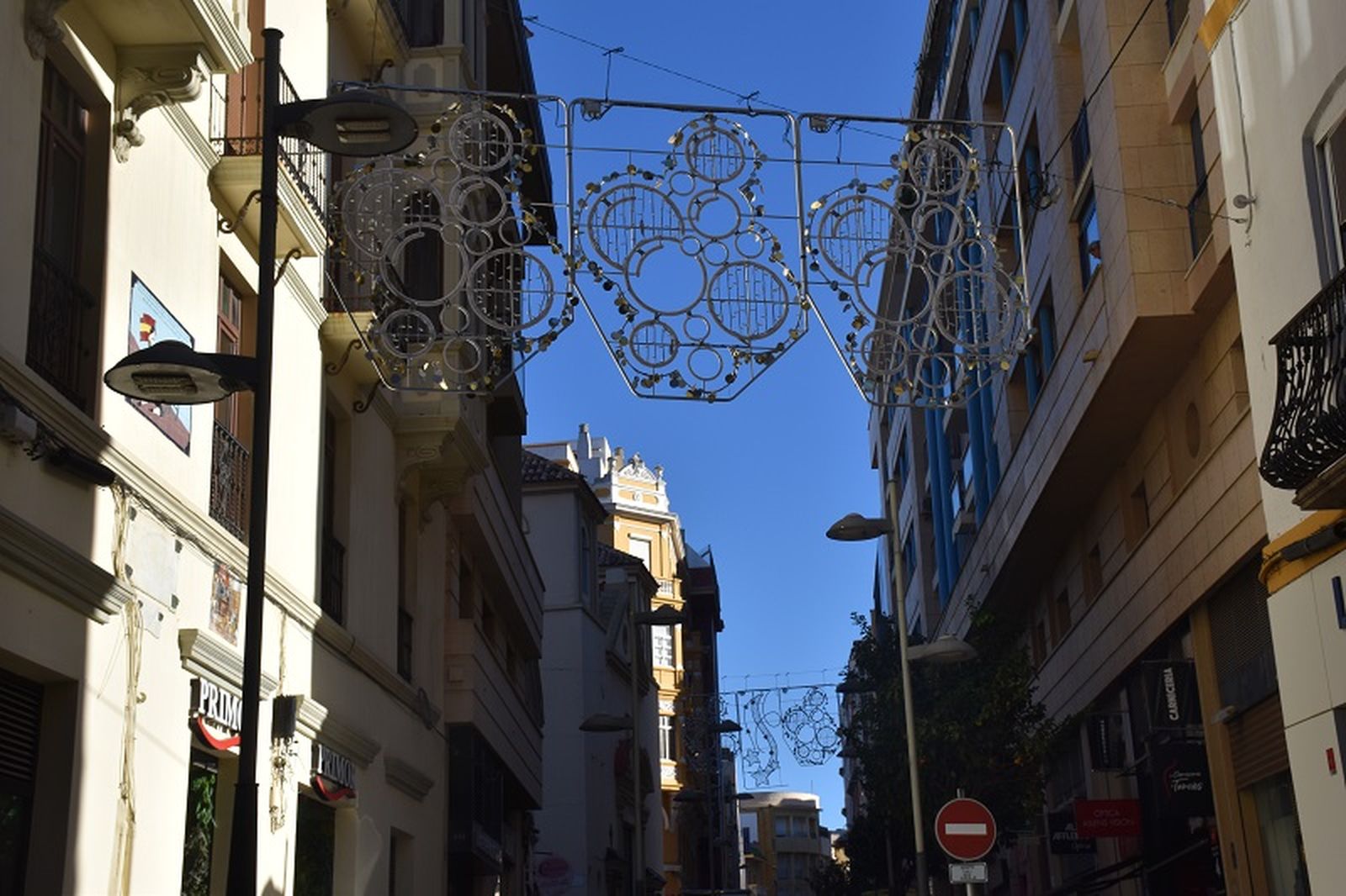 Los comerciantes de Real 40 y Real 33 reclaman una mayor decoración en sus tramos / FOTO G.S.