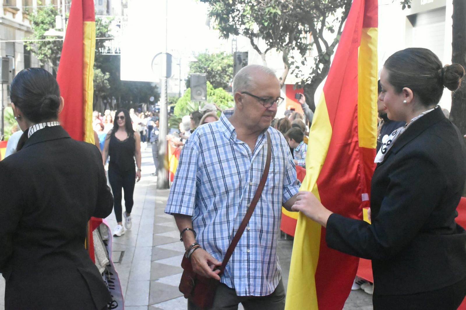 Multitud de ceutíes juran bandera de manera simbólica para mostrar su pertenencia a España
